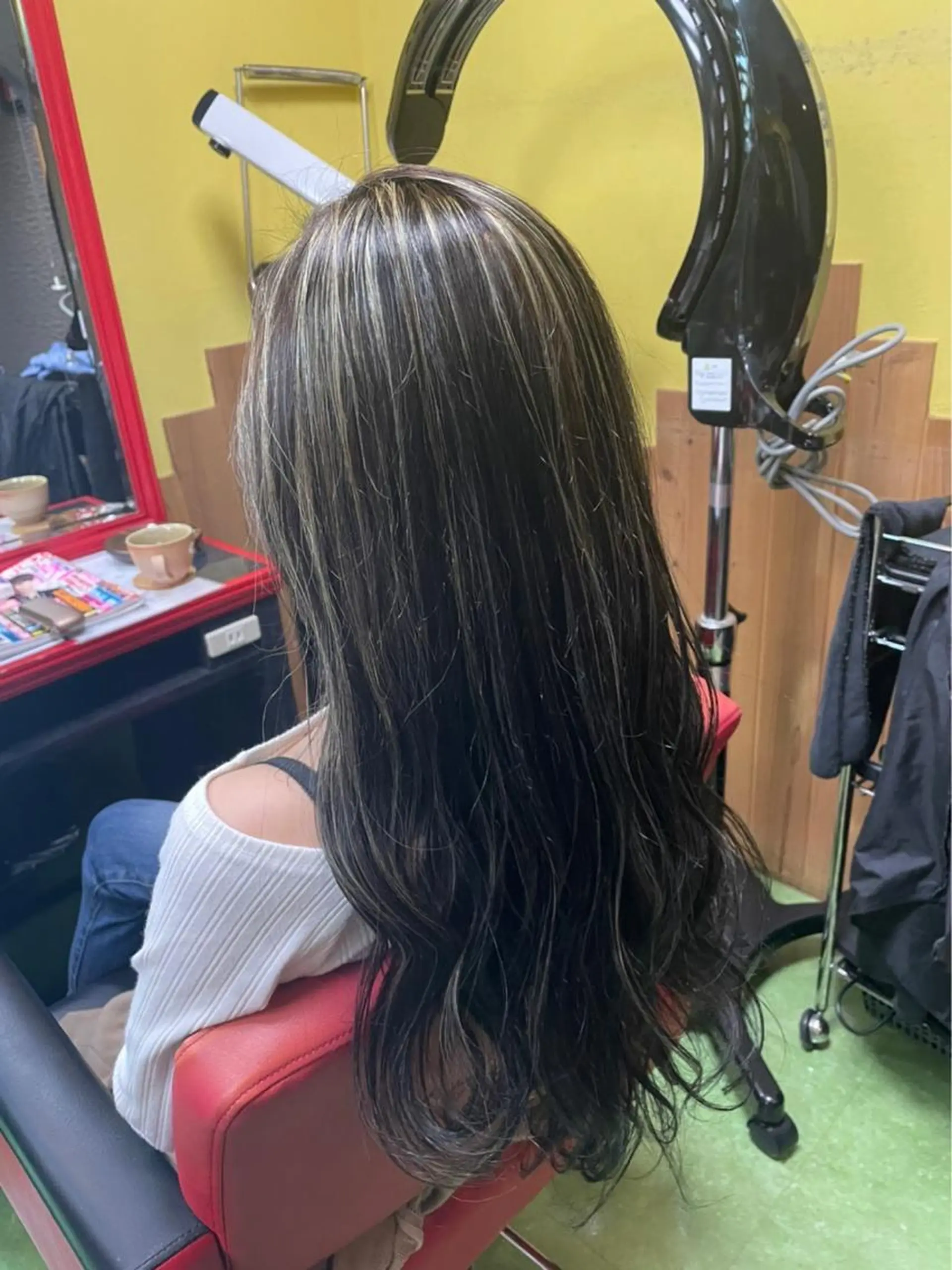 ロング カラー ハイライトカラー ハイトーンカラー ハイライト トリートメント デザインカラー🏝️ 須賀汐音のヘアスタイル