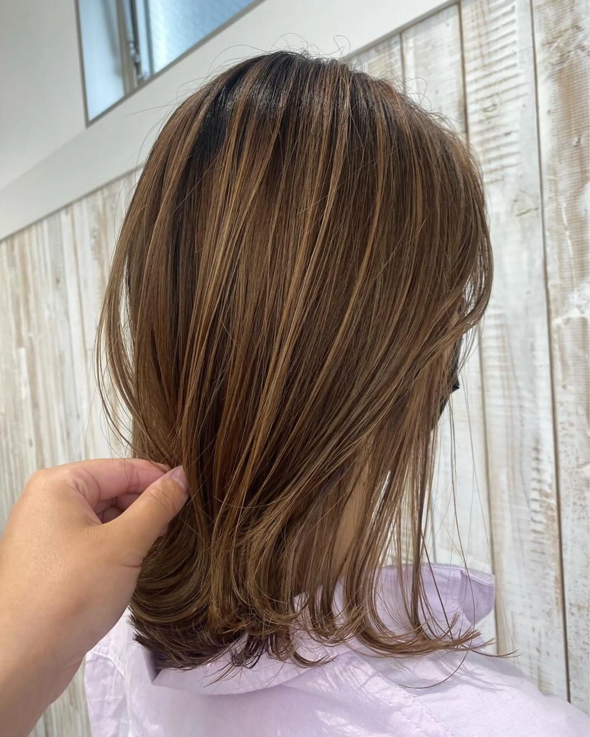 ミディアム 白髪ぼかしハイライト めさきすずなのヘアスタイル