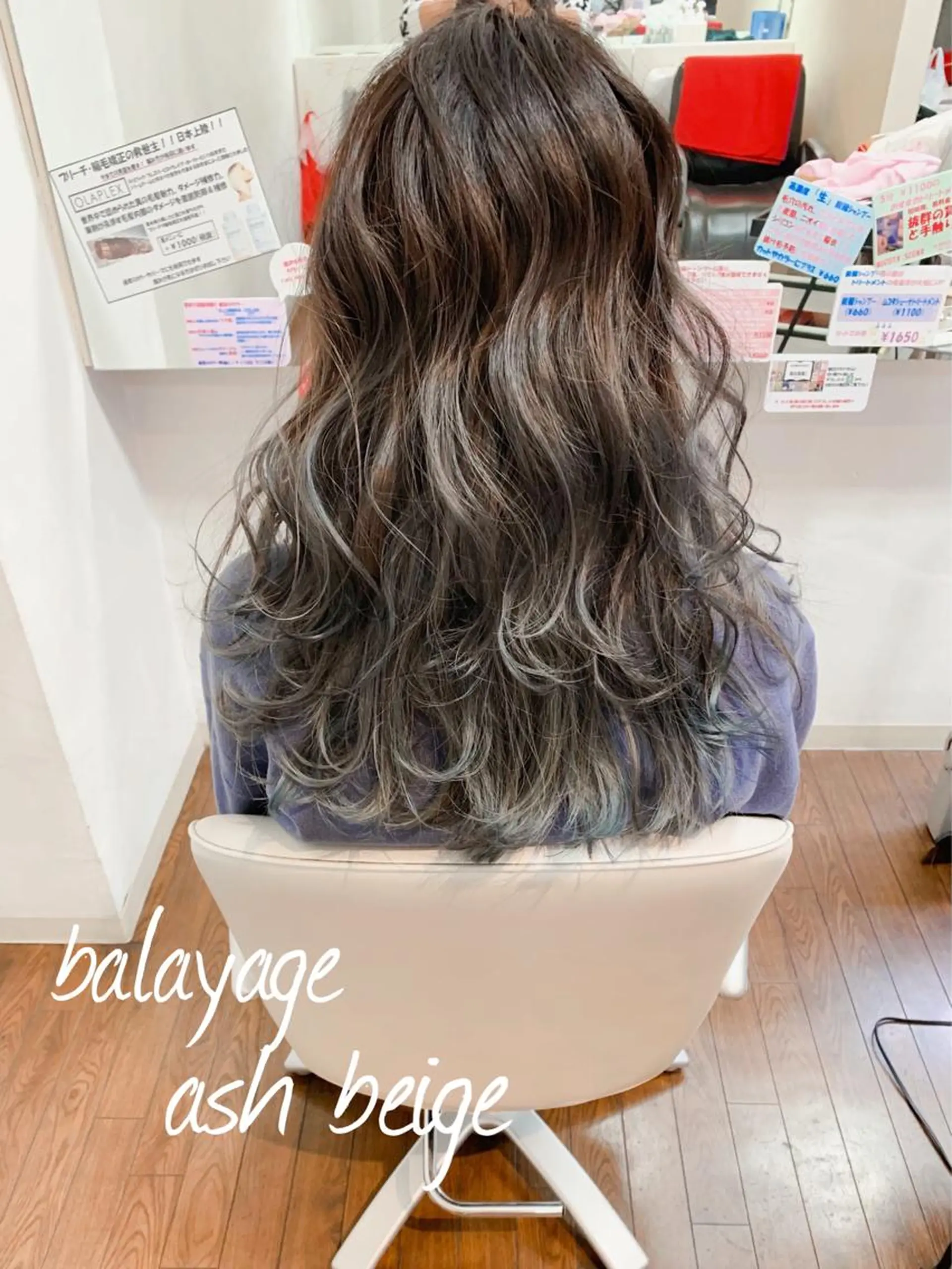 セミロング アッシュ レイヤーカット ヘアカラー GLAD 萩原のヘアスタイル