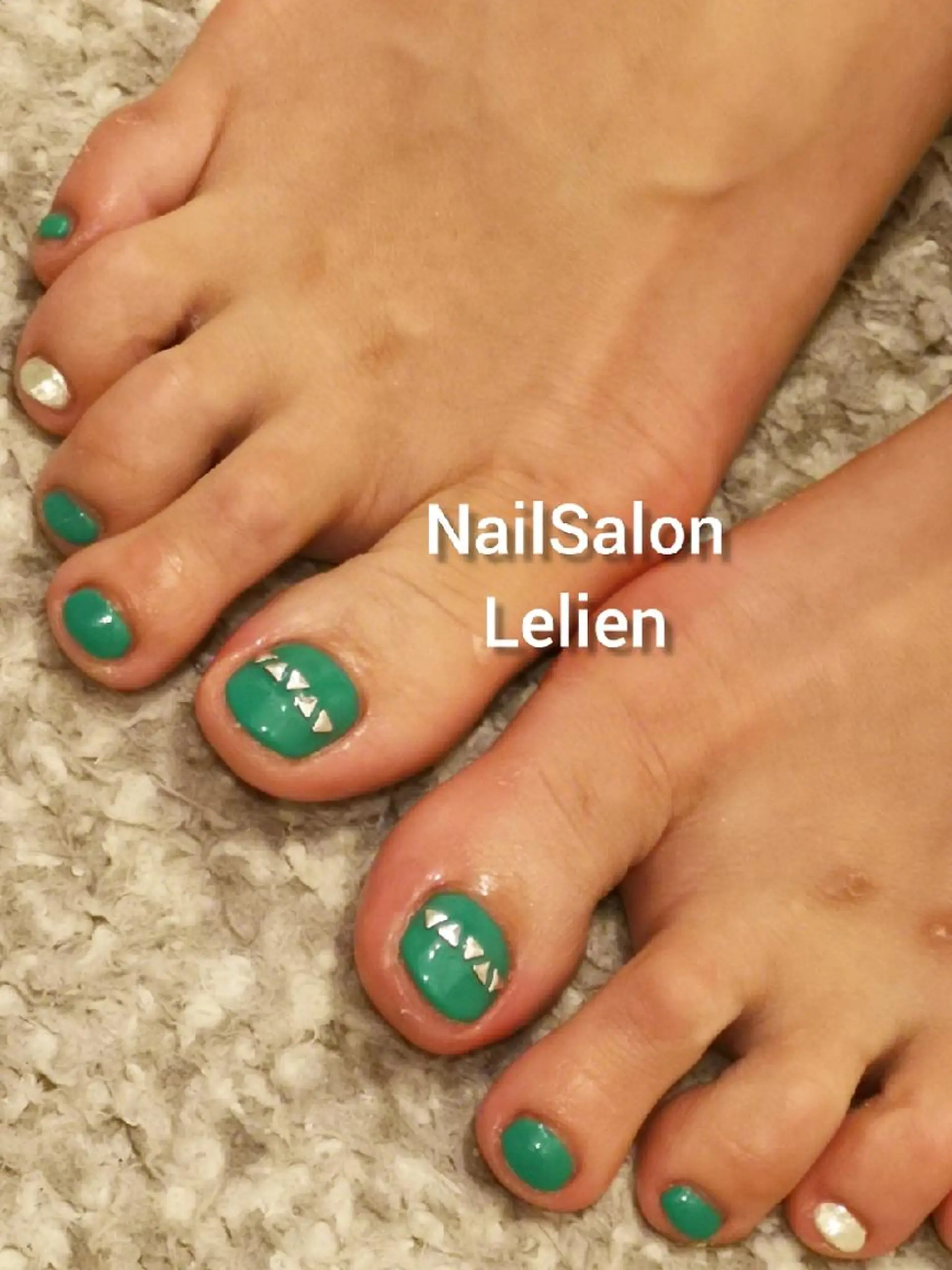ネイル グリーン ミラーネイル シルバー フットネイル 人気エリア💖完全個室【ルリエ】所属・ネイルサロン Lelienルリエのネイルデザイン