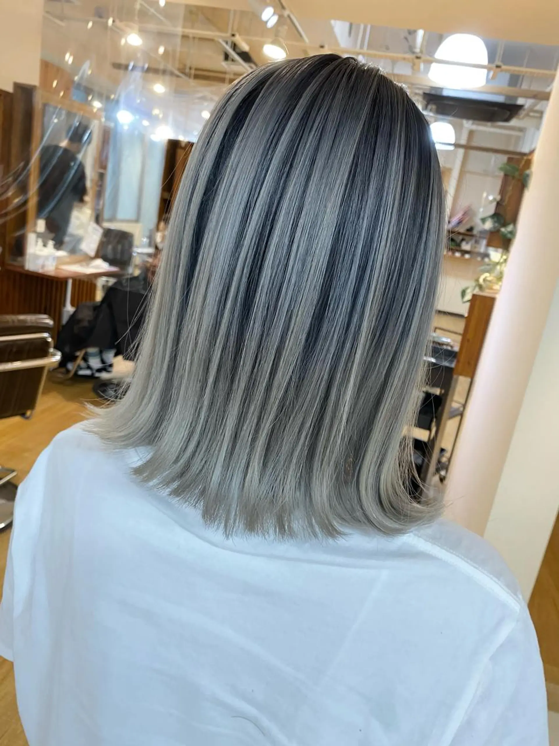 ショート カラー 白髪ぼかし バレイヤージュ志鎌のヘアスタイル