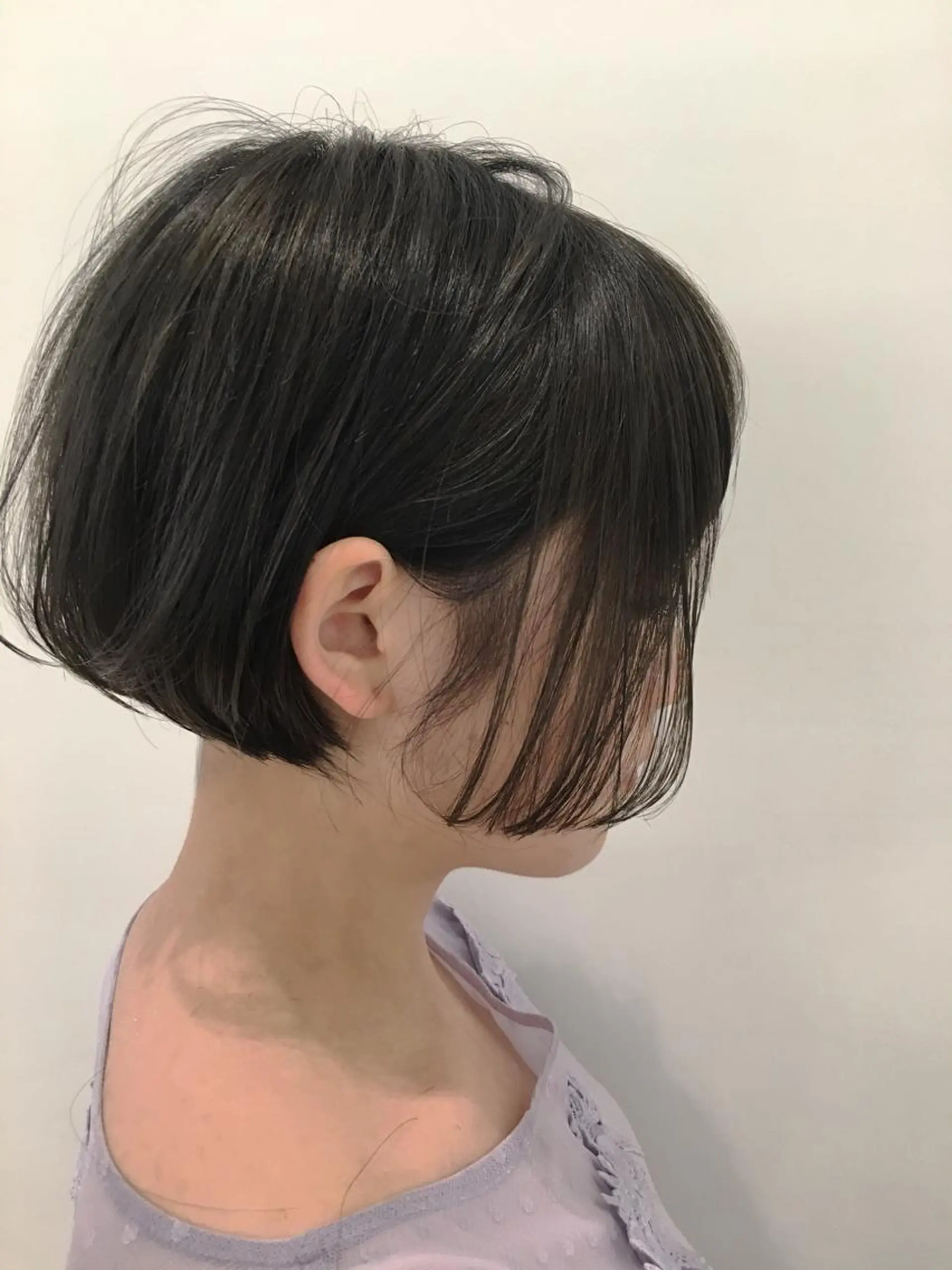 ショート カラー 前下がりボブ ボブ due hair 京都駅前店 MILBON オージュア認定サロン【デューヘアー】所属・ハイトーンブリーチ 土坂 由志【京都】のヘアスタイル