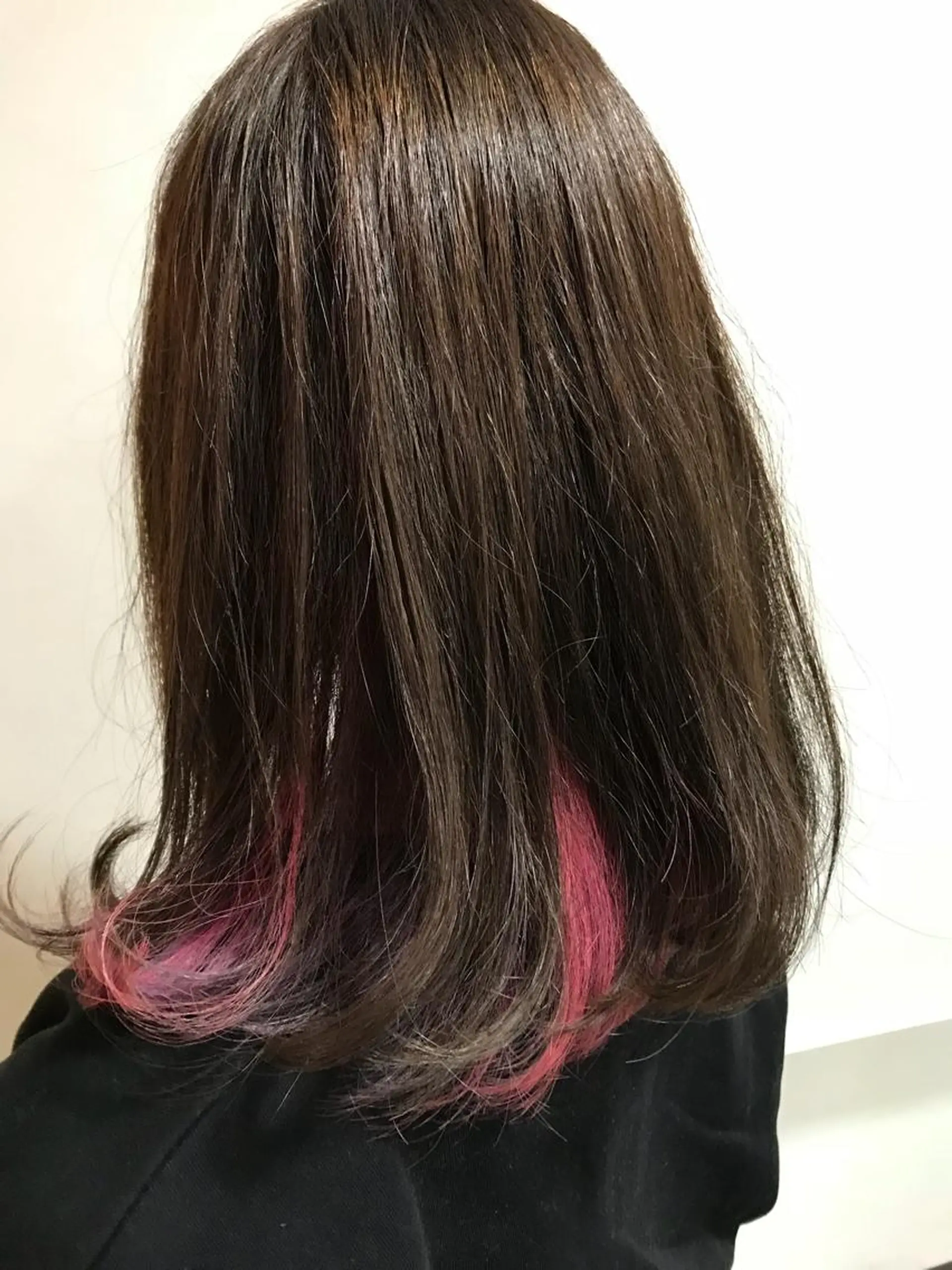 ミディアム カラー インナーカラー ピンクカラー 長谷川 誠志のヘアスタイル