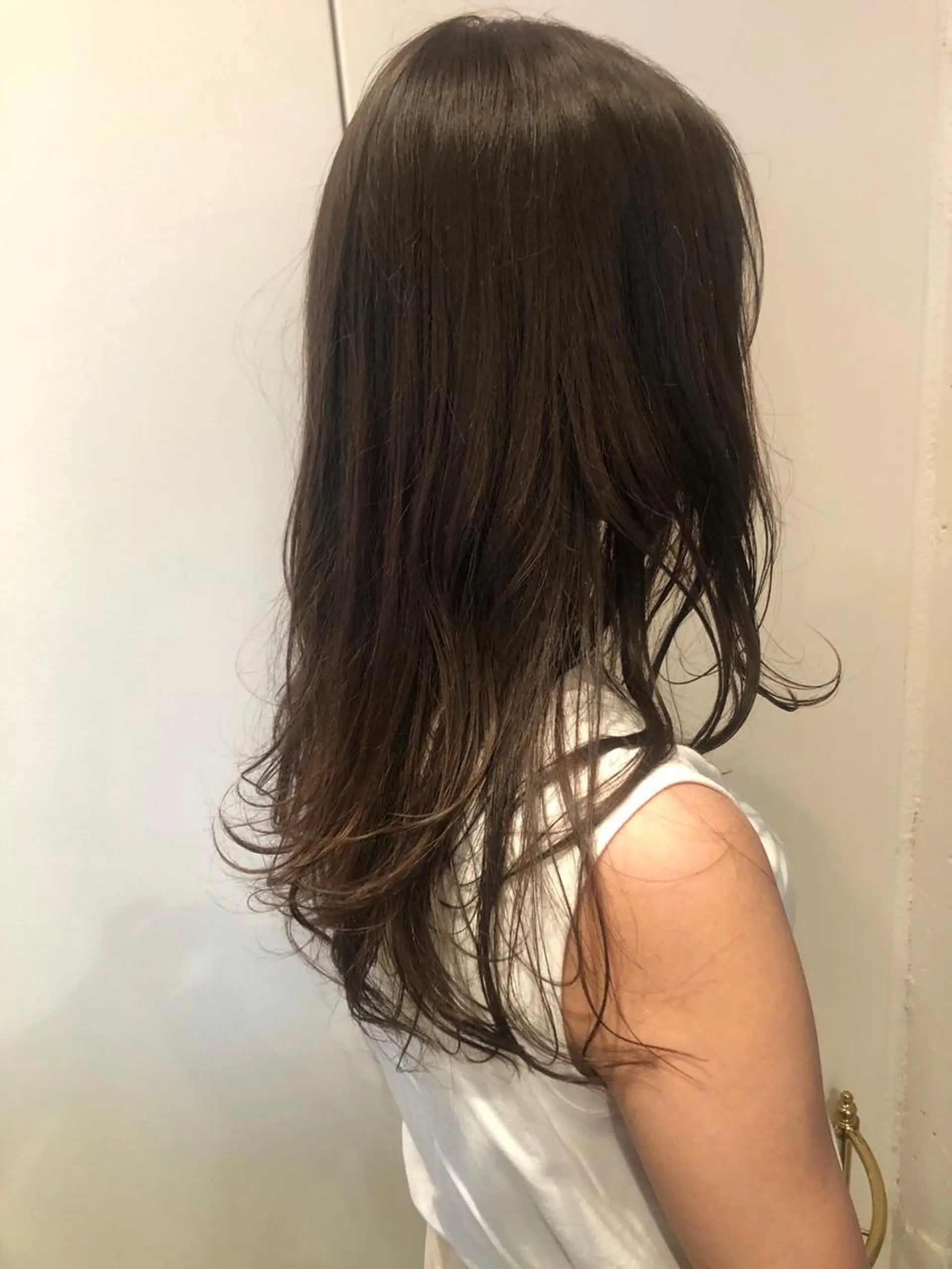 ミディアム カラー カット ヘアカラー トリートメント MIOベージュカラー 柔らかいカラーのヘアスタイル