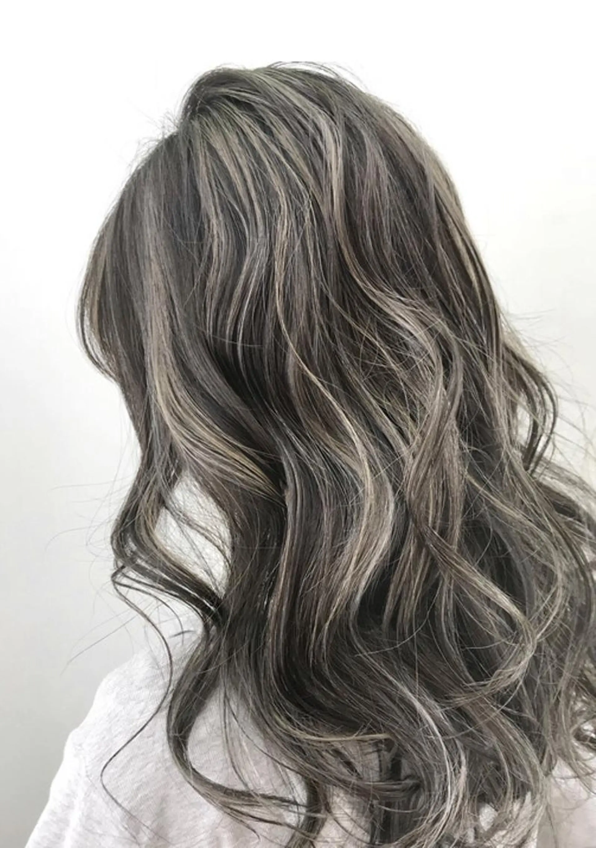 ロング ハイライト 岸 保奈美のヘアスタイル