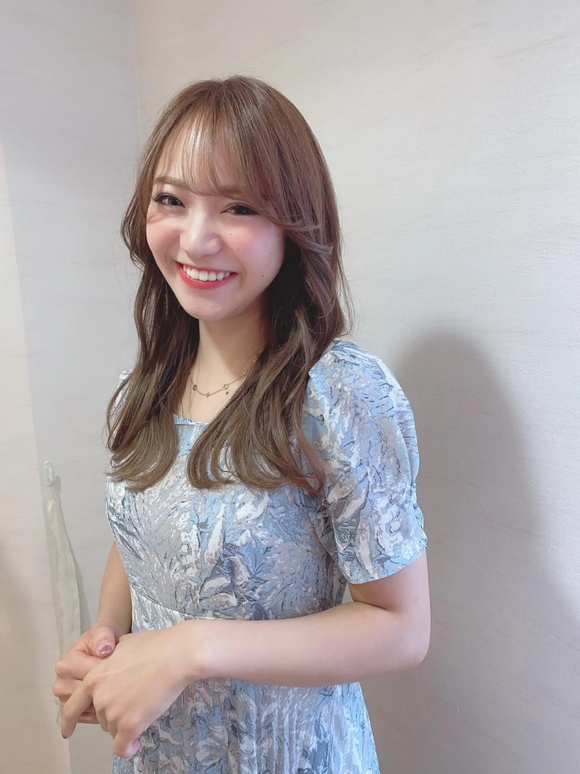 ロング カラー ベージュカラー ブリーチ ダブルカラー グレージュ ミルクティーベージュ 個室サロンLOUIMADNA栄店所属・髪質改善美容師 個室サロン白金厚哉のヘアスタイル