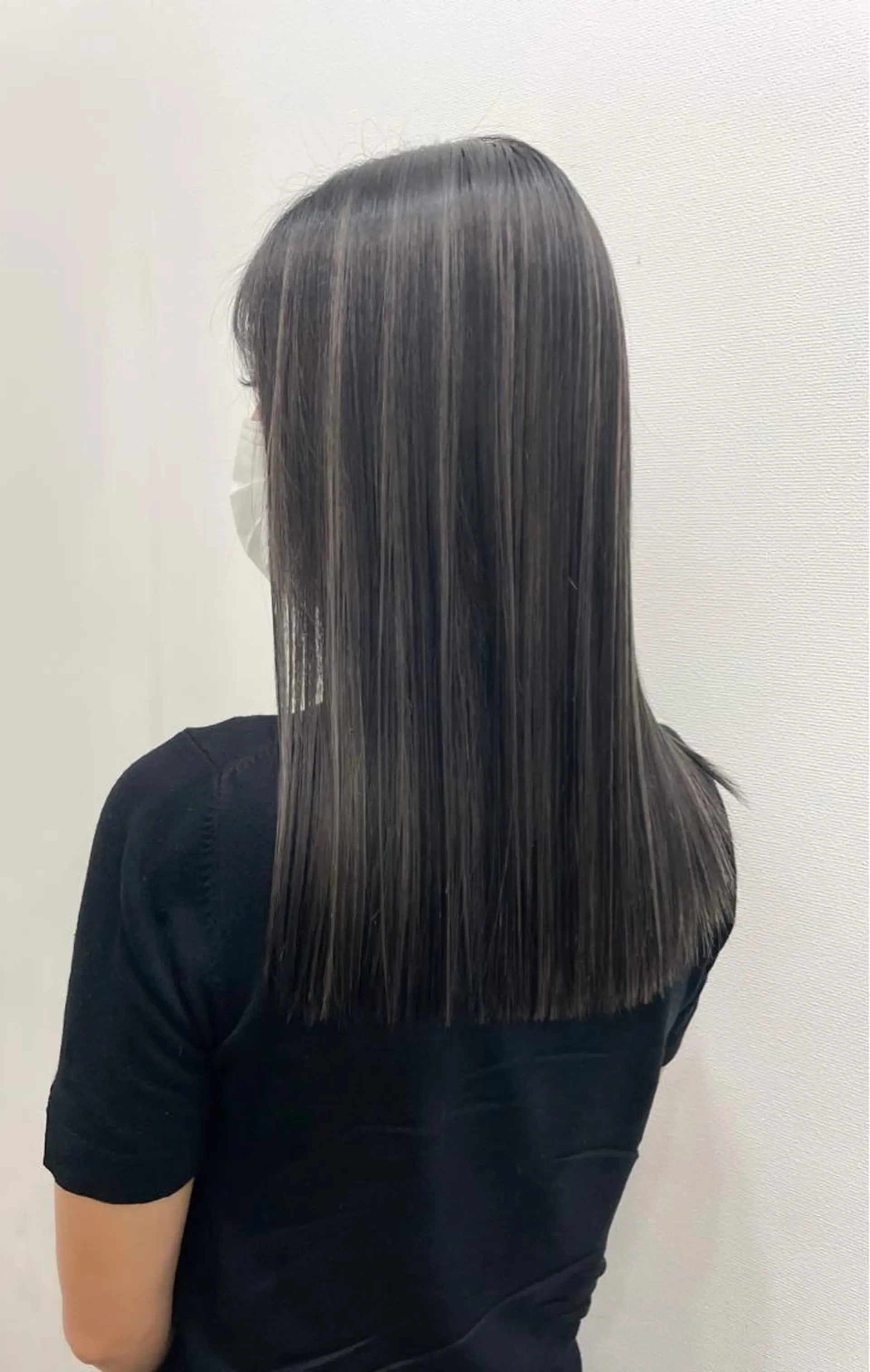 セミロング 白いハイライト🤍 タナカリョウスケのヘアスタイル