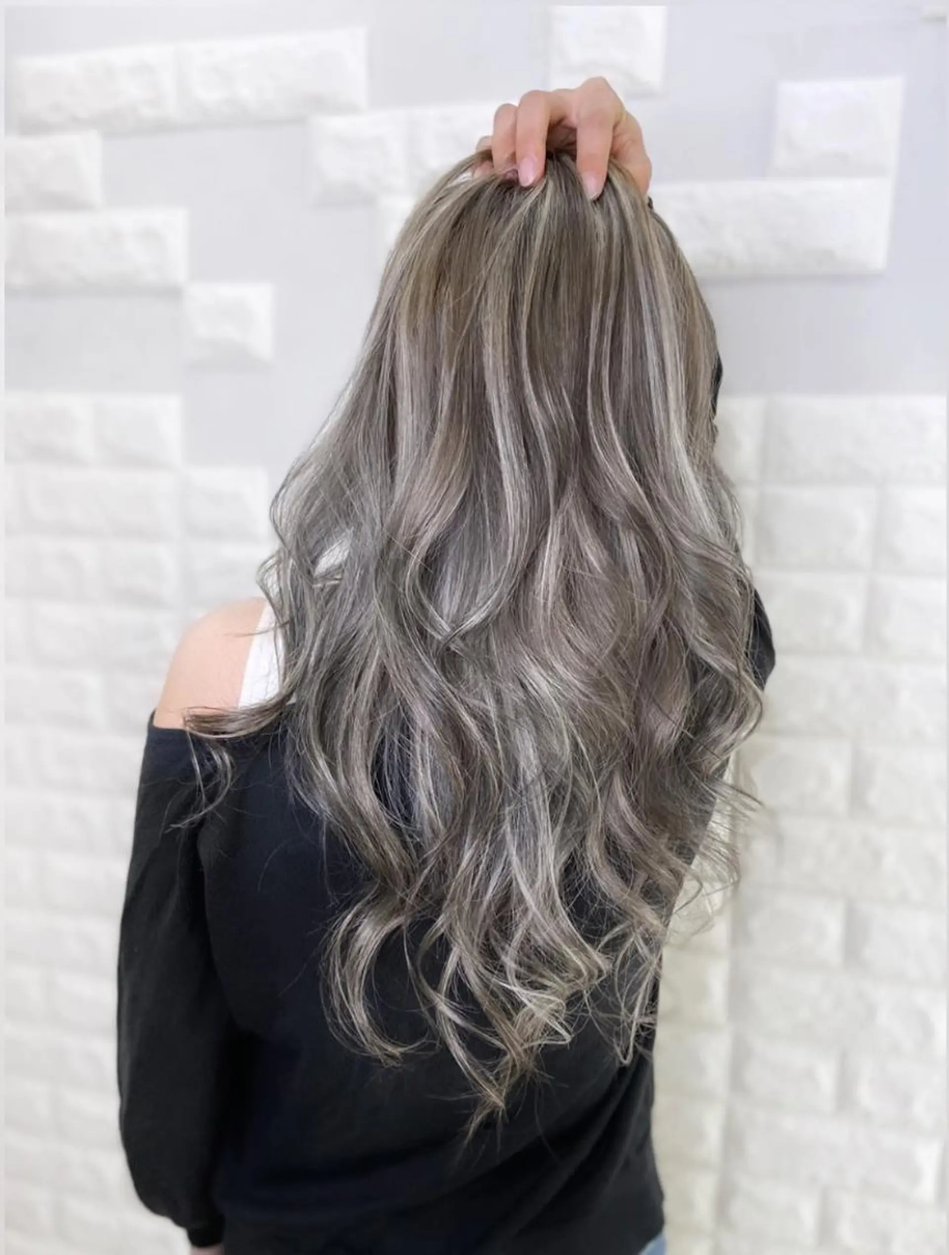 ロング カラー ヘアアレンジ グレージュ ハイライトカラー シルバー ホワイトシルバー ハイライト ヘアカラー トリートメント Shelltie Fiel (シェルティフィエル)所属・次世代シールエクステ 錦糸町 小泉 朋之のヘアスタイル
