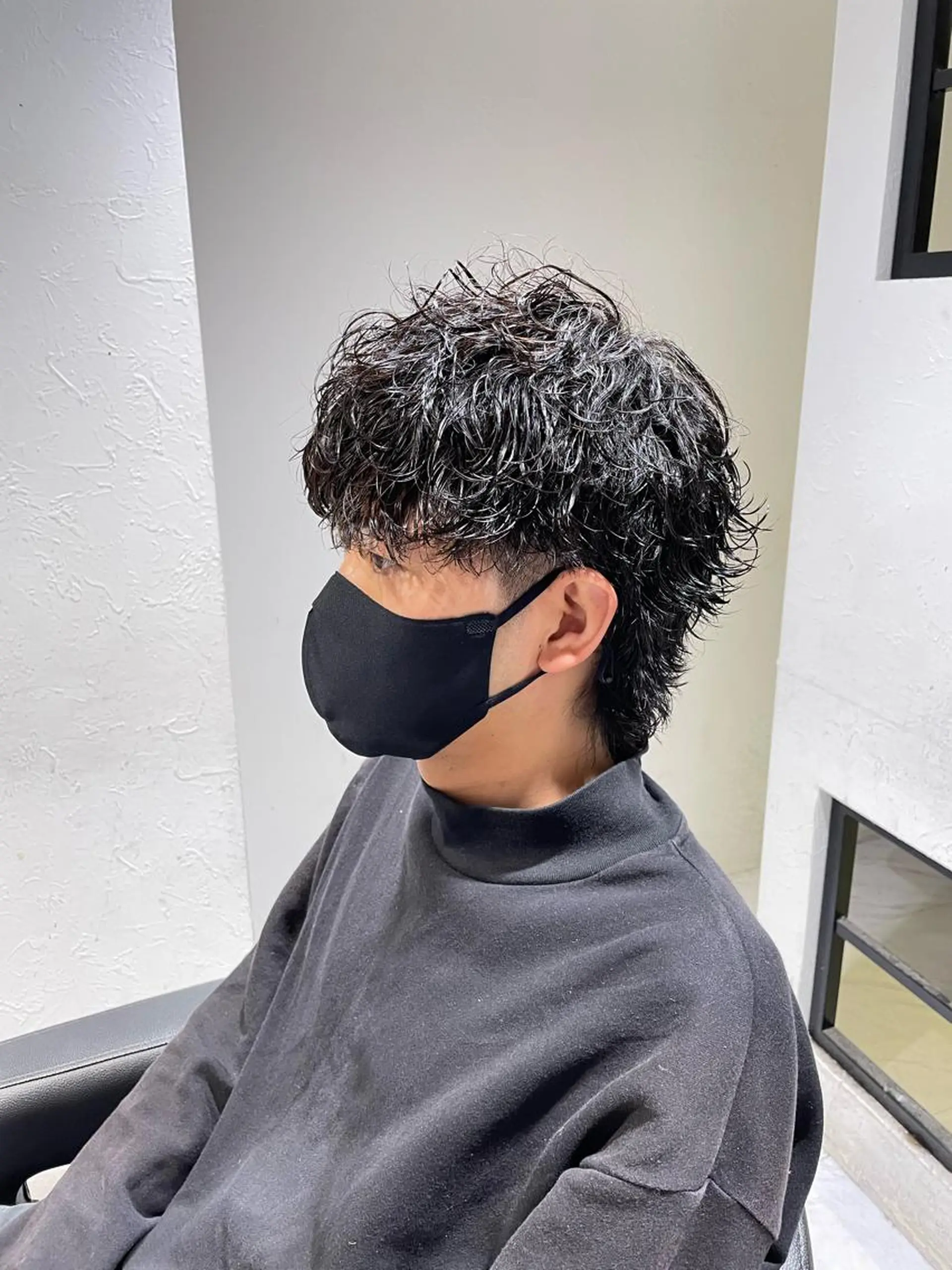 ショート カラー パーマ ヘアアレンジ メンズ アイブロウ センターパート メンズハイライト メンズハイトーン マッシュウルフ マッシュ カット パーマ トリートメント ヘッドスパ ヘアセット スパイキー/フェザー /波巻き/かいとのヘアスタイル