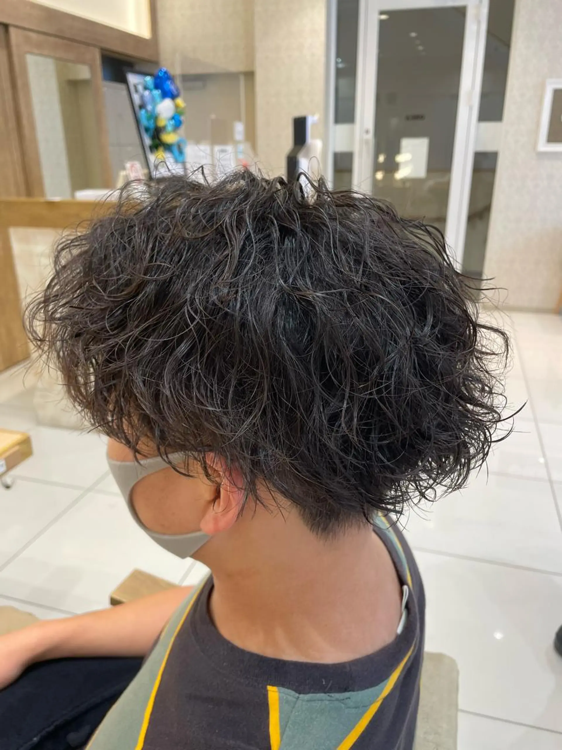 ミディアム パーマ メンズ ミディアムパーマ メンズブリーチ メンズパーマ 波巻きパーマ くせ毛 本厚木｜縮毛矯正/ 酸性スト専門サロンのヘアスタイル