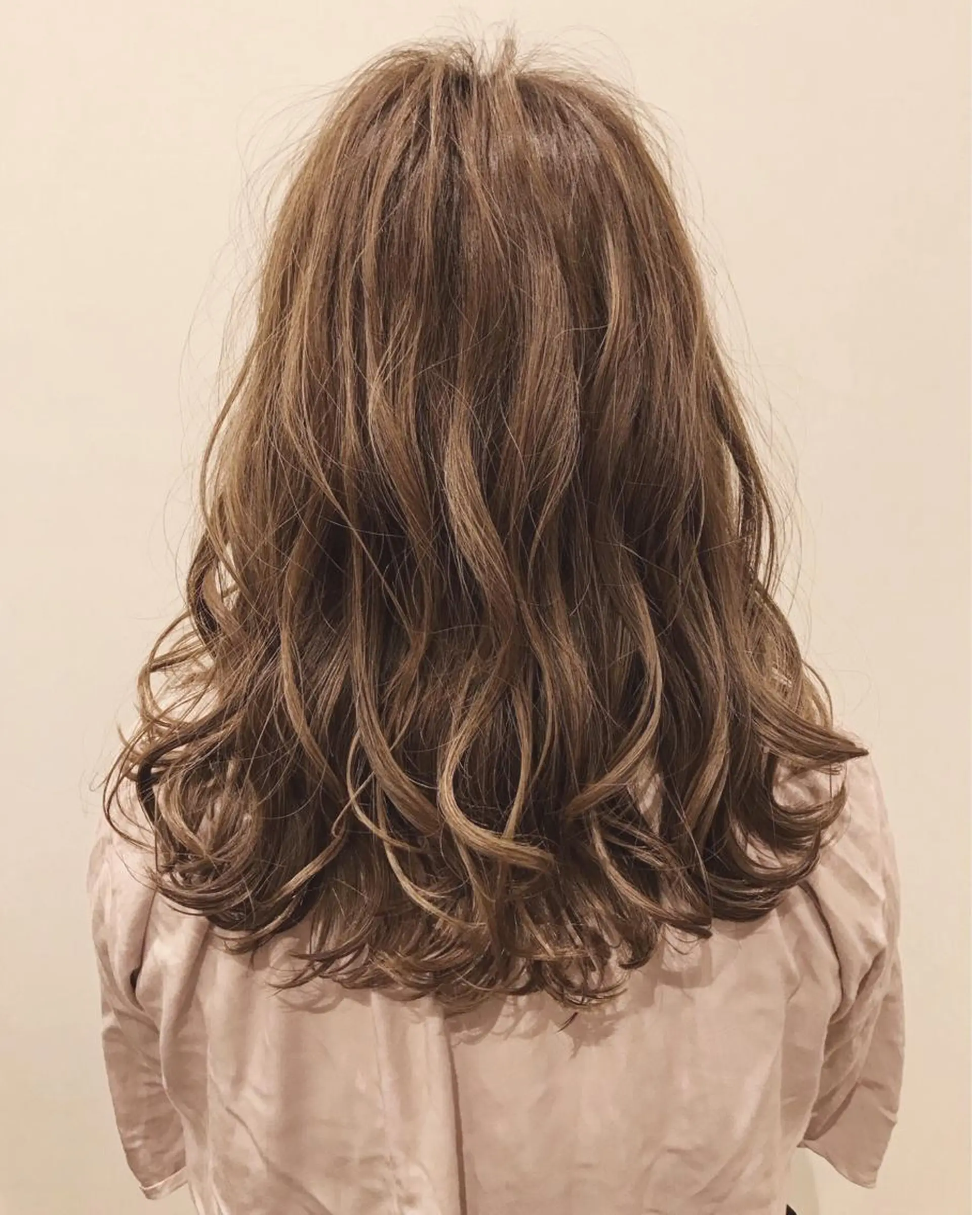 ミディアム 石田 優菜のヘアスタイル