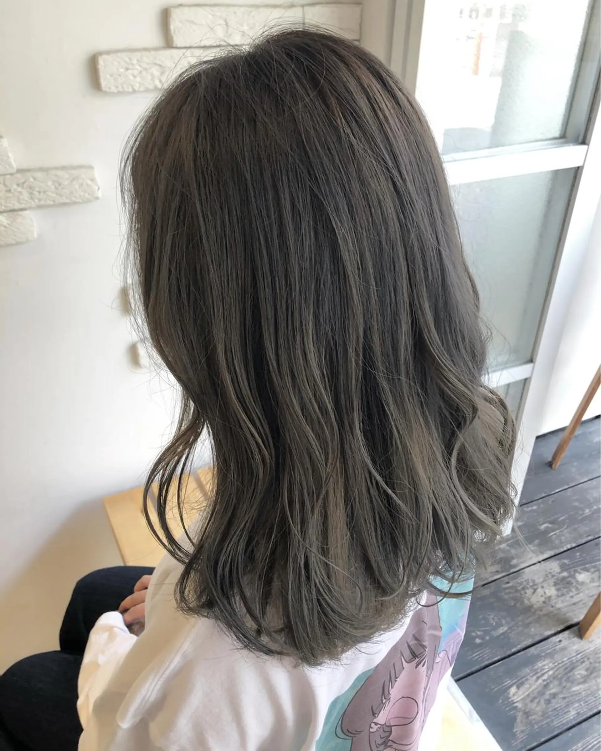 セミロング カラー アッシュ ベージュカラー ブリーチ カット ヘアカラー トリートメント uni（ウニ）所属・西村 有紗のヘアスタイル