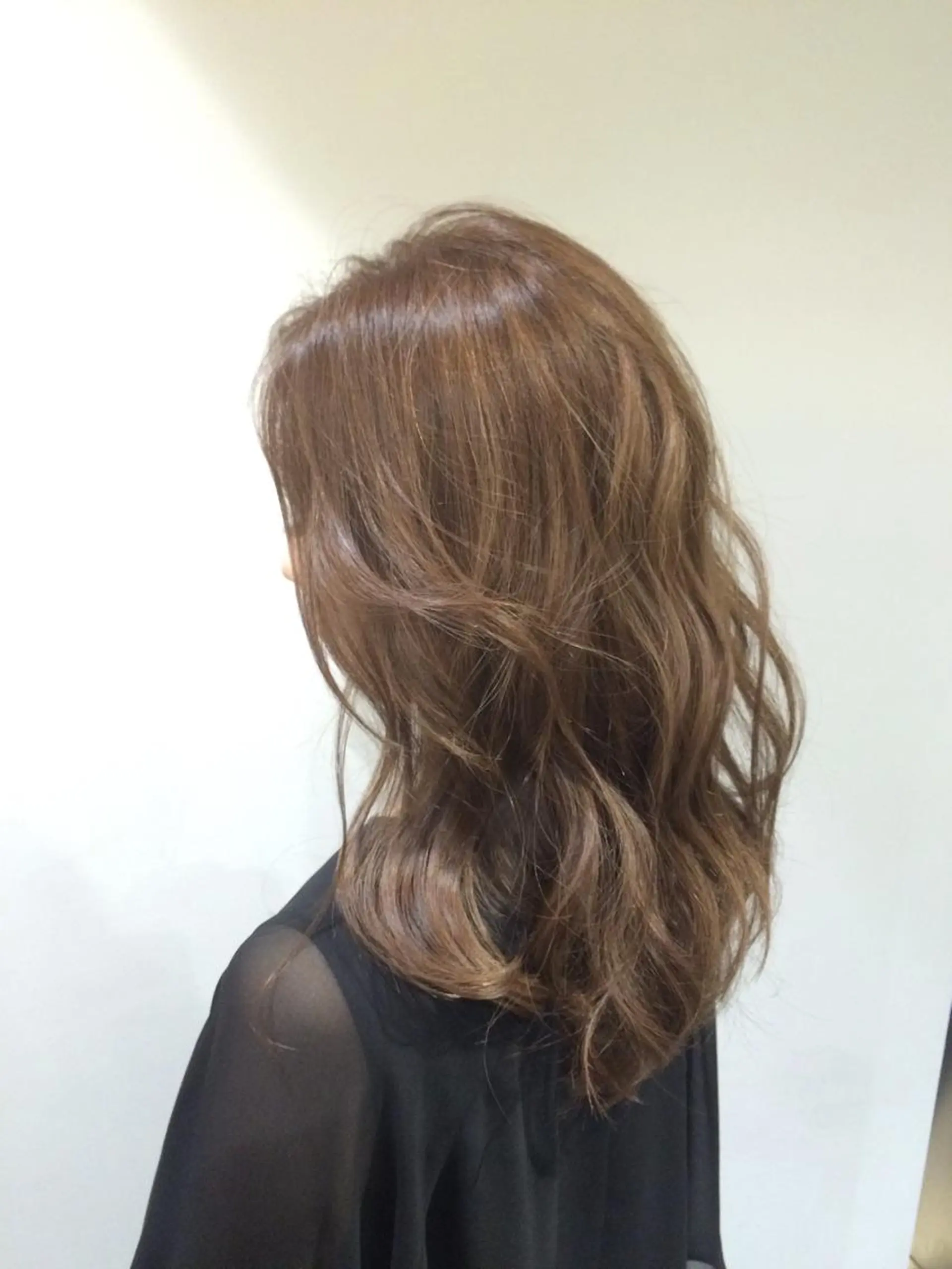 ミディアム カラー アッシュ アッシュグレー アッシュグレージュ バレイヤージュ ベージュカラー AMI Hair  supply所属・髪質改善カラー 韓国風レイヤーのヘアスタイル