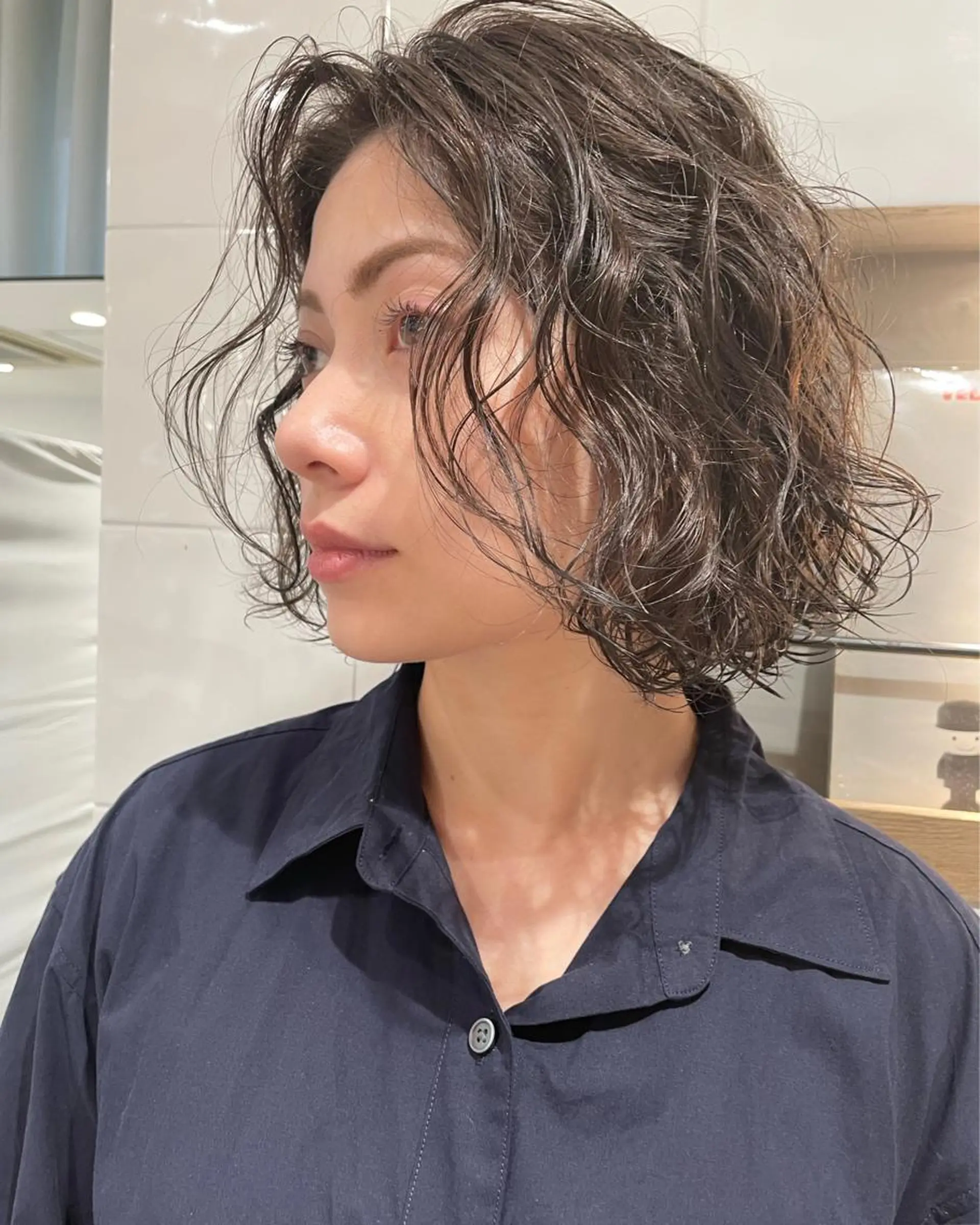 ショート カラー パーマ ボブ くせ毛 ニュアンスパーマ カット ヘアカラー パーマ Loom.所属・村上雅人 ナチュラルモードのヘアスタイル