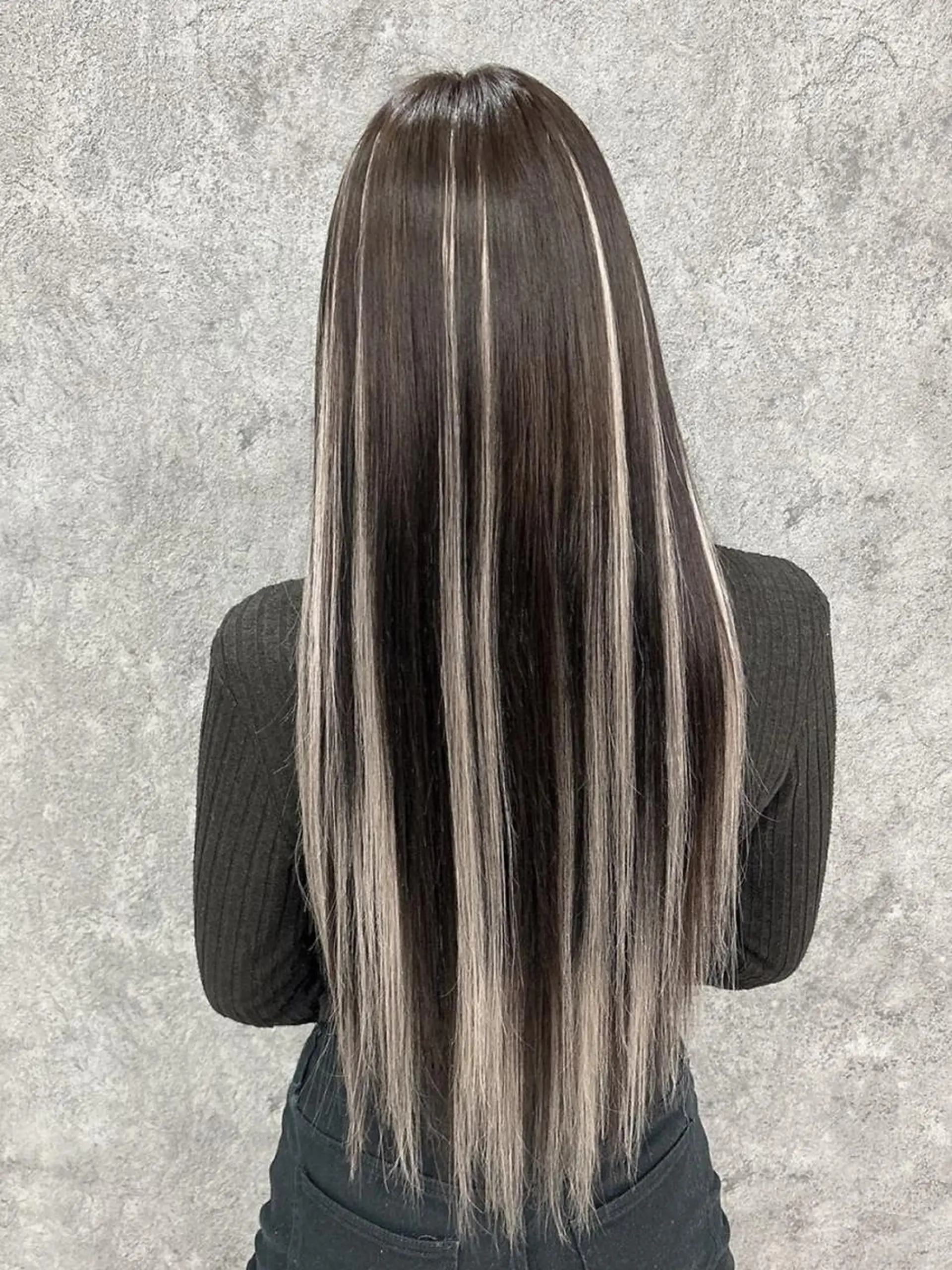 ロング カラー シールエクステ バレイヤージュ ベージュカラー 黒髪 ブリーチ カット ヘアカラー エクステ MORI MARIKAのヘアスタイル