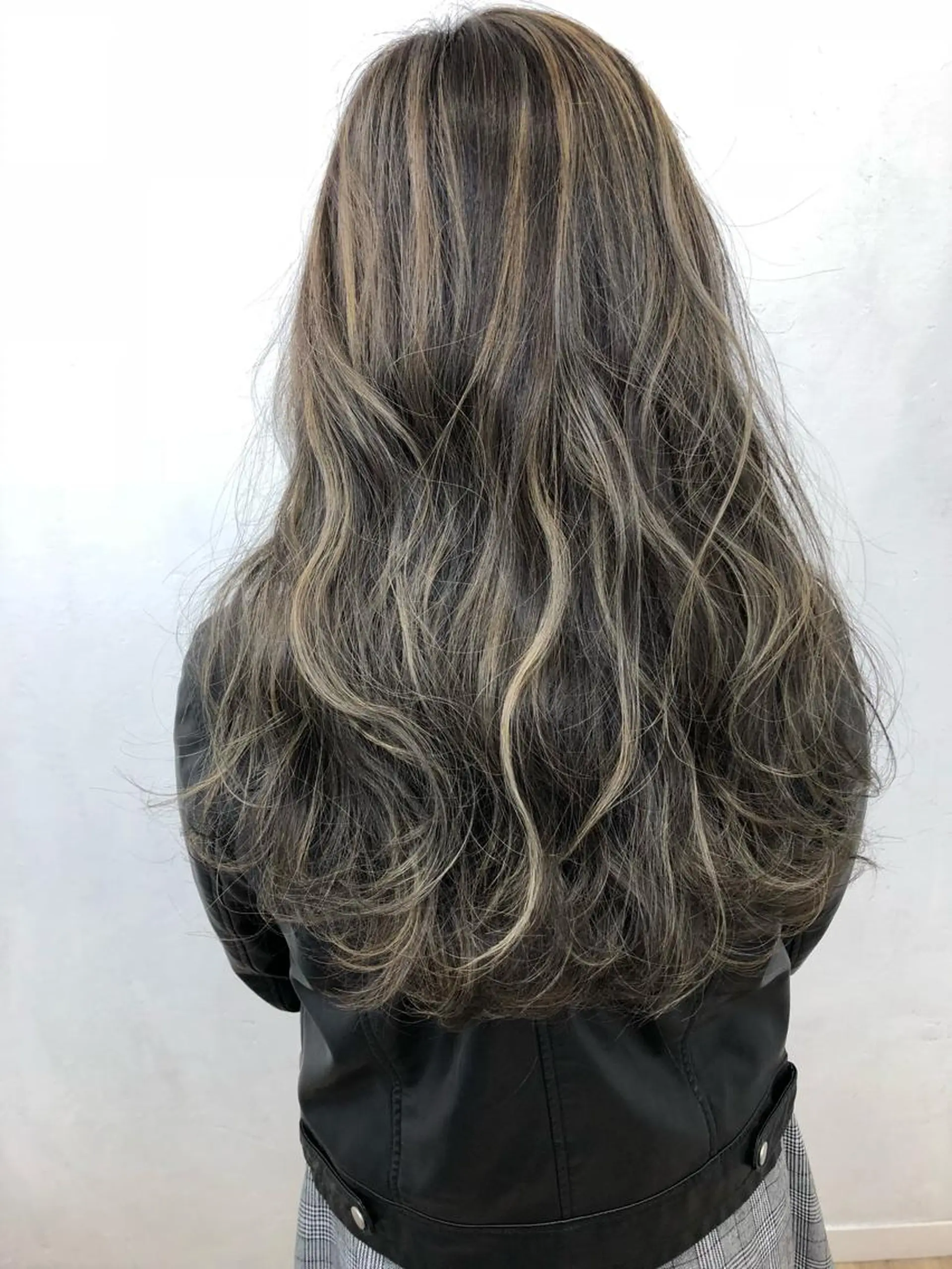 セミロング カラー ハイライトカラー ハイライト ヘアカラー トリートメント ブリーチカラーレイヤ ーカット🦋annaのヘアスタイル