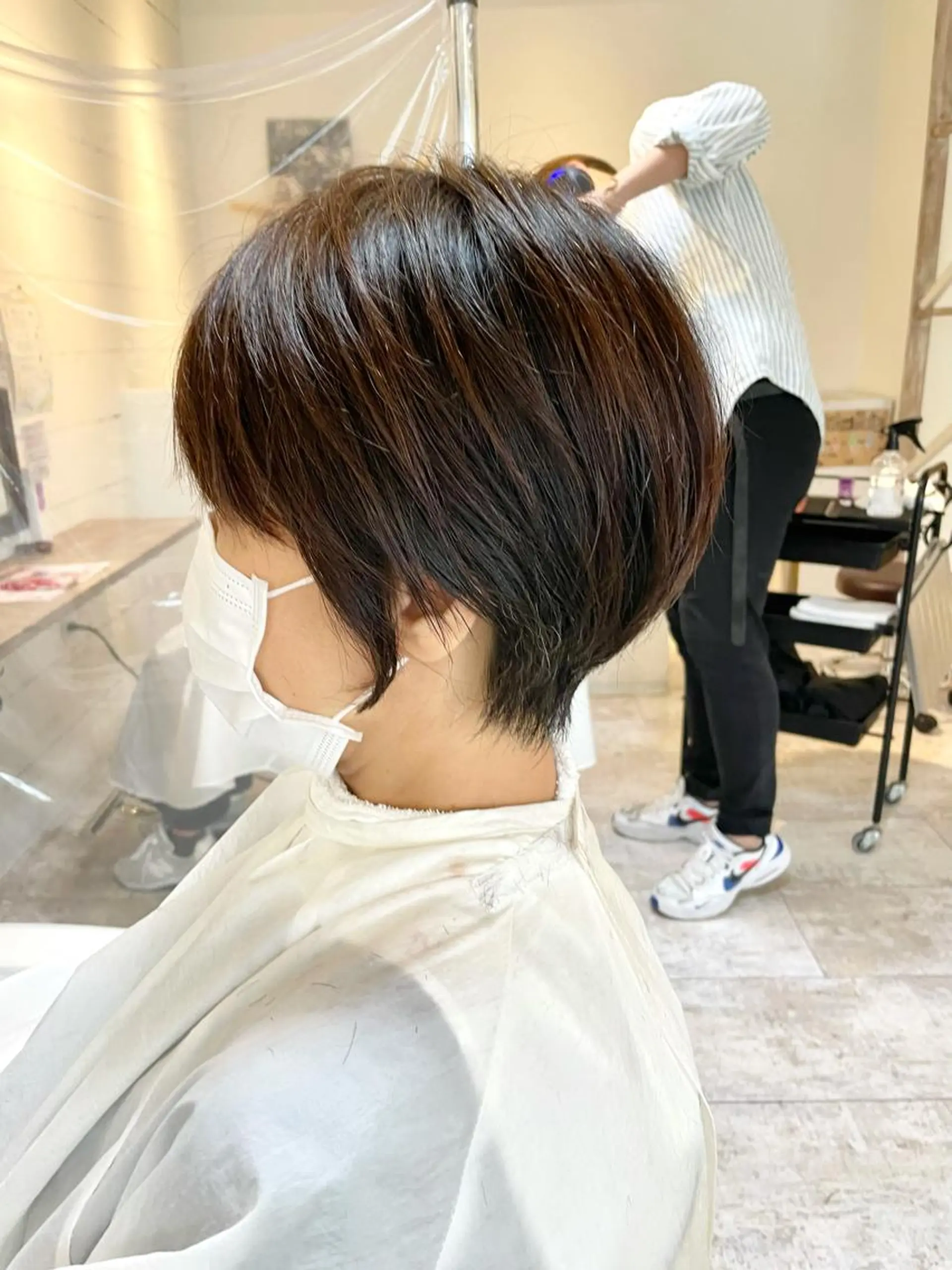 ショート esse大阪茶屋町店所属・レイヤーカット 新井田陽寿のヘアスタイル