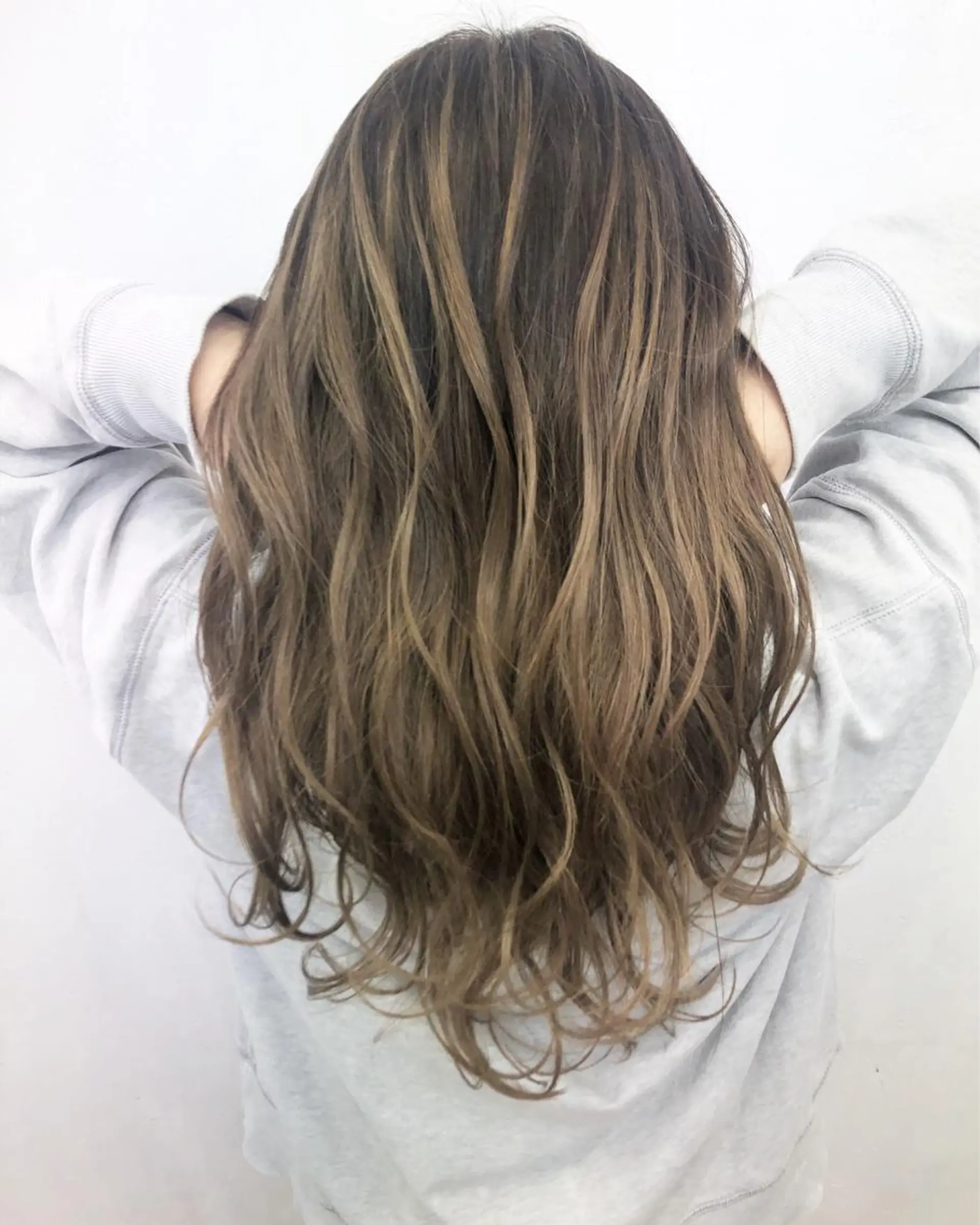 ロング カラー バレイヤージュ レイヤーカット ヘアカラー トリートメント ブリーチカラーレイヤ ーカット🦋annaのヘアスタイル