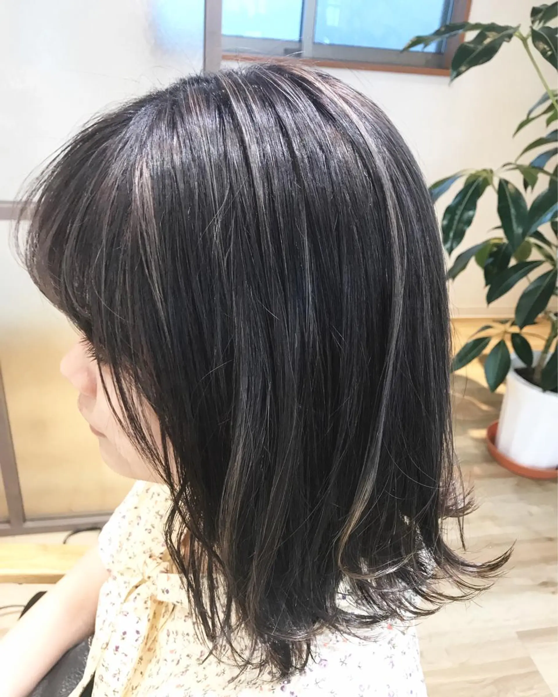 ミディアム カラー ブリーチ グレージュ ハイライトカラー ハイライト ヘアカラー J.M HEAD所属・稲荷 友美のヘアスタイル