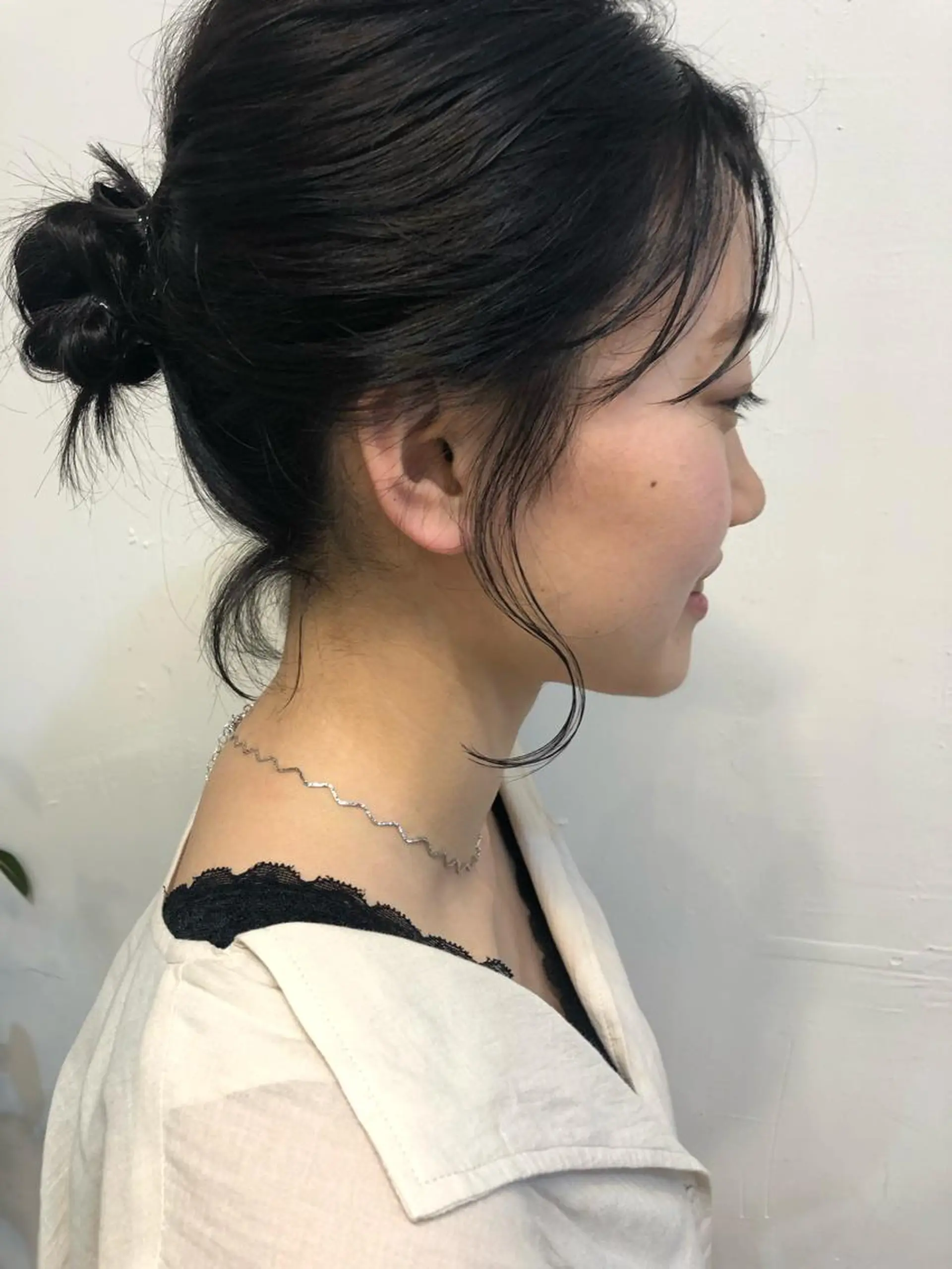 ミディアム カラー ヤスザトアヤノ ／レイヤー／オリーブのヘアスタイル