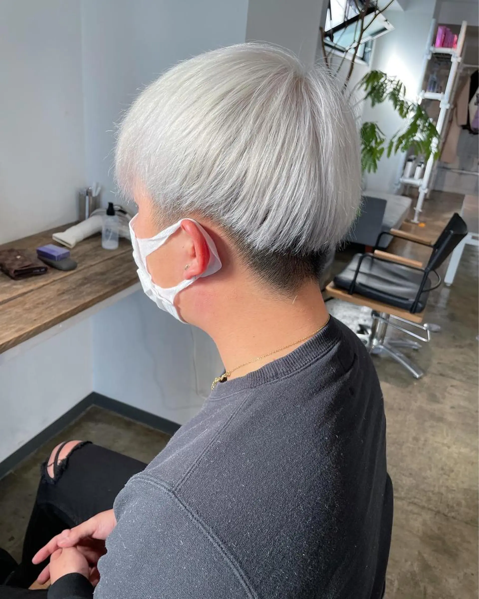 ショート カラー シルバー ホワイトシルバー ヘアカラー トリートメント ハイトーン/レイヤー /ケアブリーチ石川治のヘアスタイル