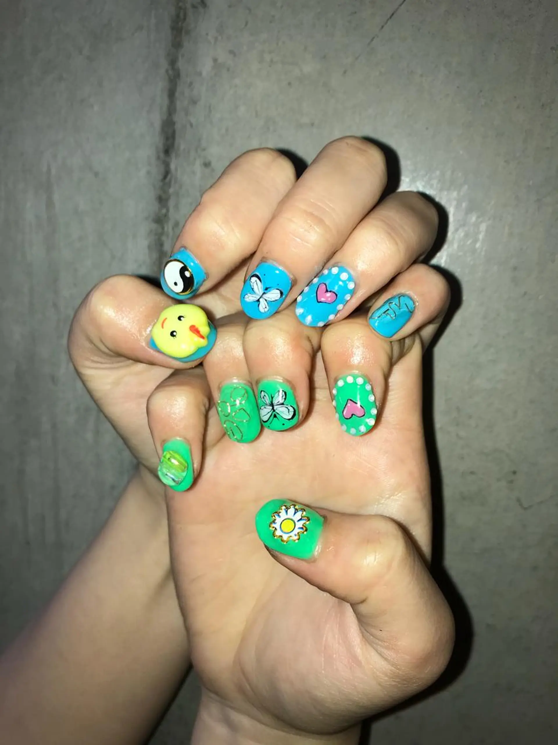 ネイル viewstokyo所属・mana 暖色カラーカットのヘアスタイル