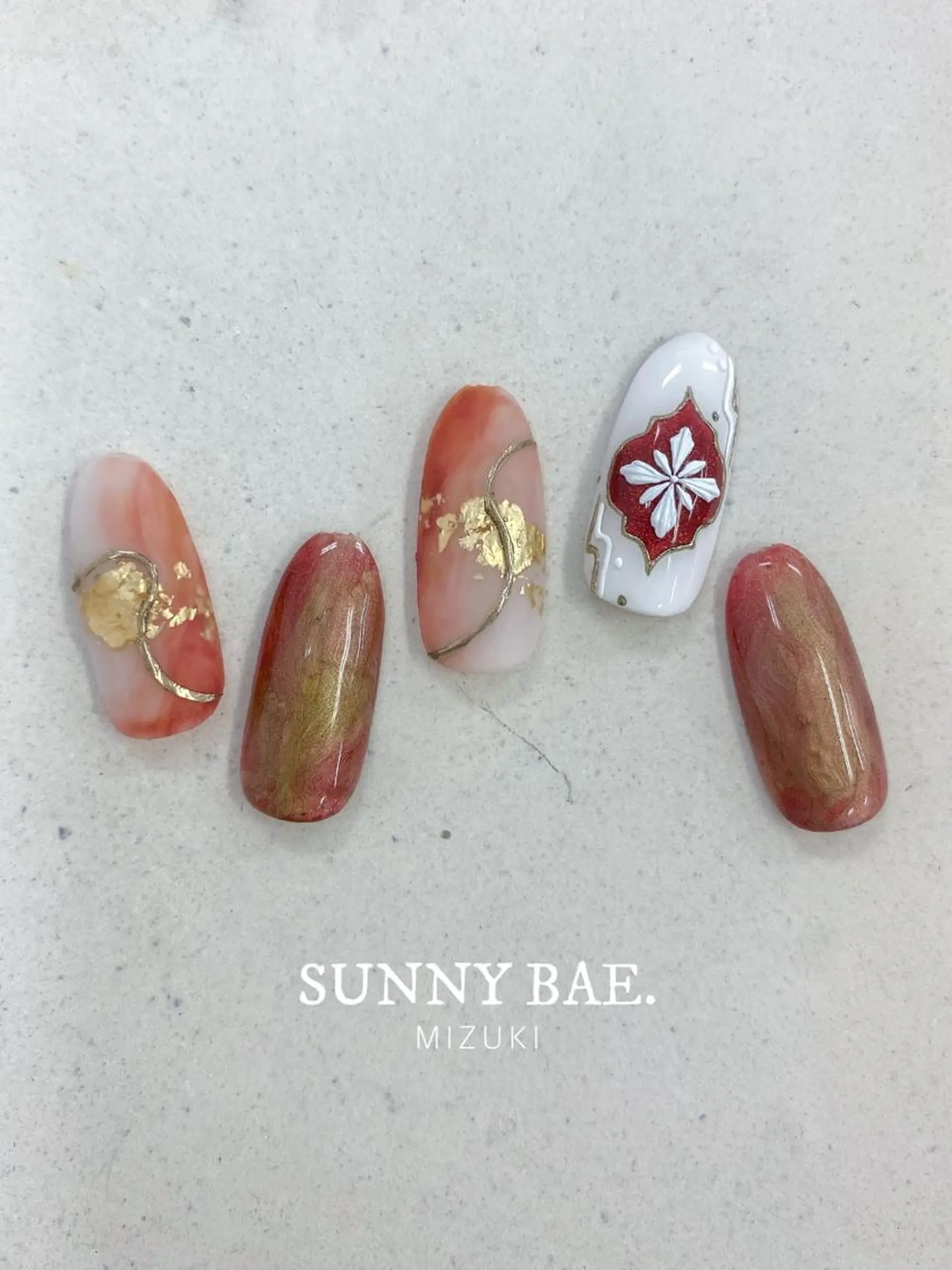 ネイル 成人式 ゴールド ミラーネイル ニュアンスネイル ハンドネイル SUNNY BAE. 🌼MIZUKIのネイルデザイン