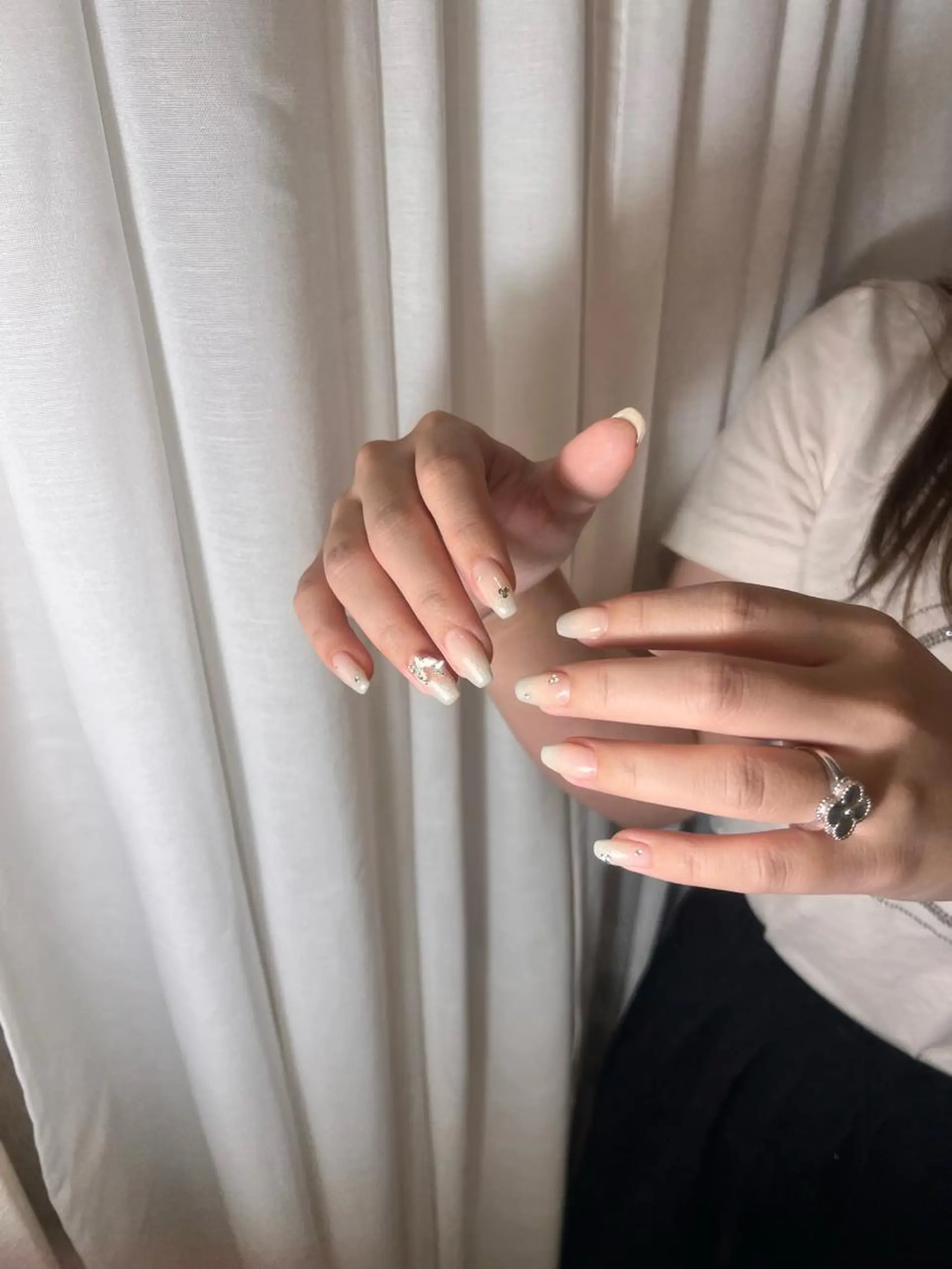 ミディアム ネイル ハンドネイル 𝐞𝐚𝐜𝐡 nanami🩰のネイルデザイン