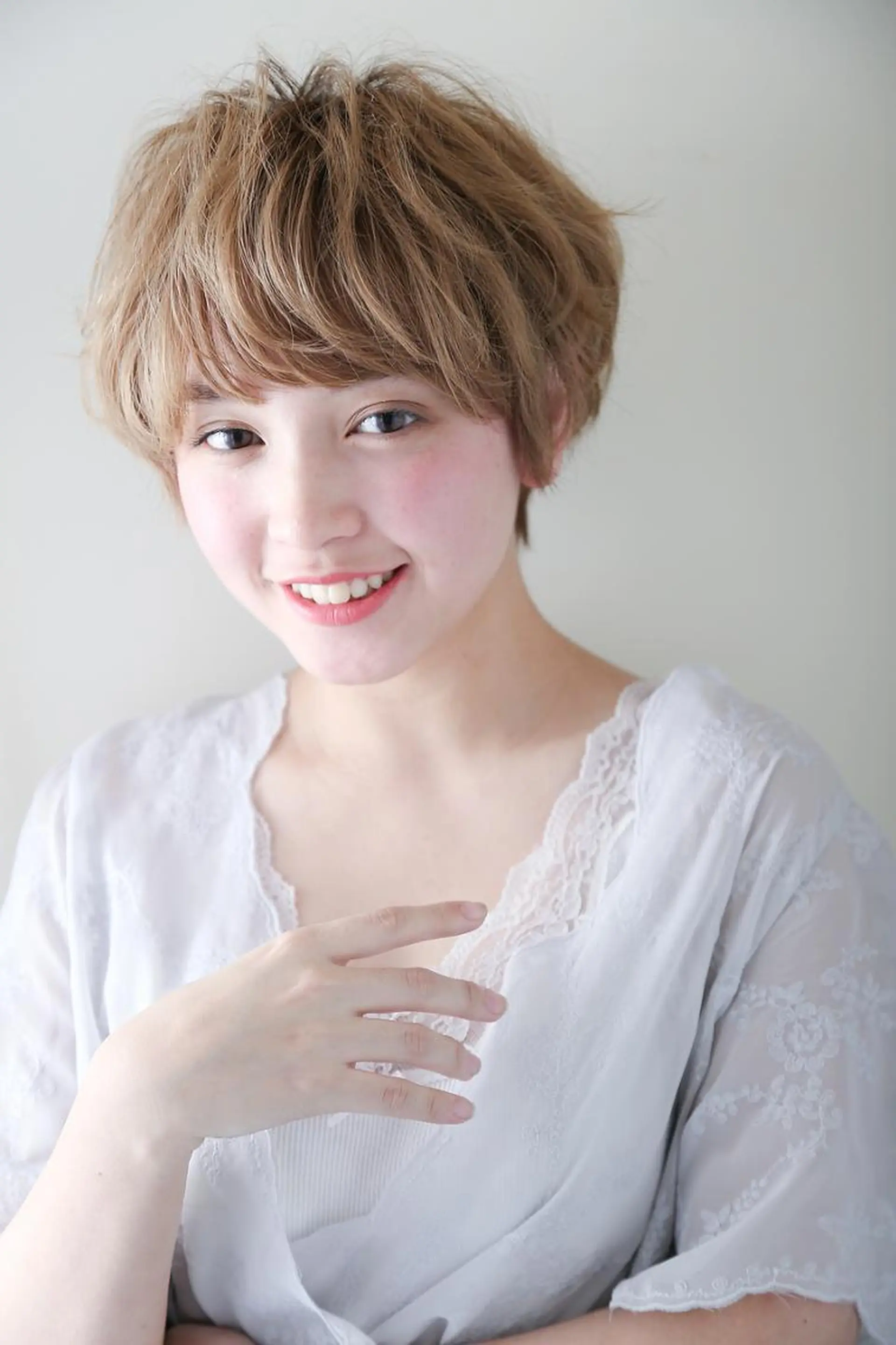 ミディアム 江原 彩華のヘアスタイル