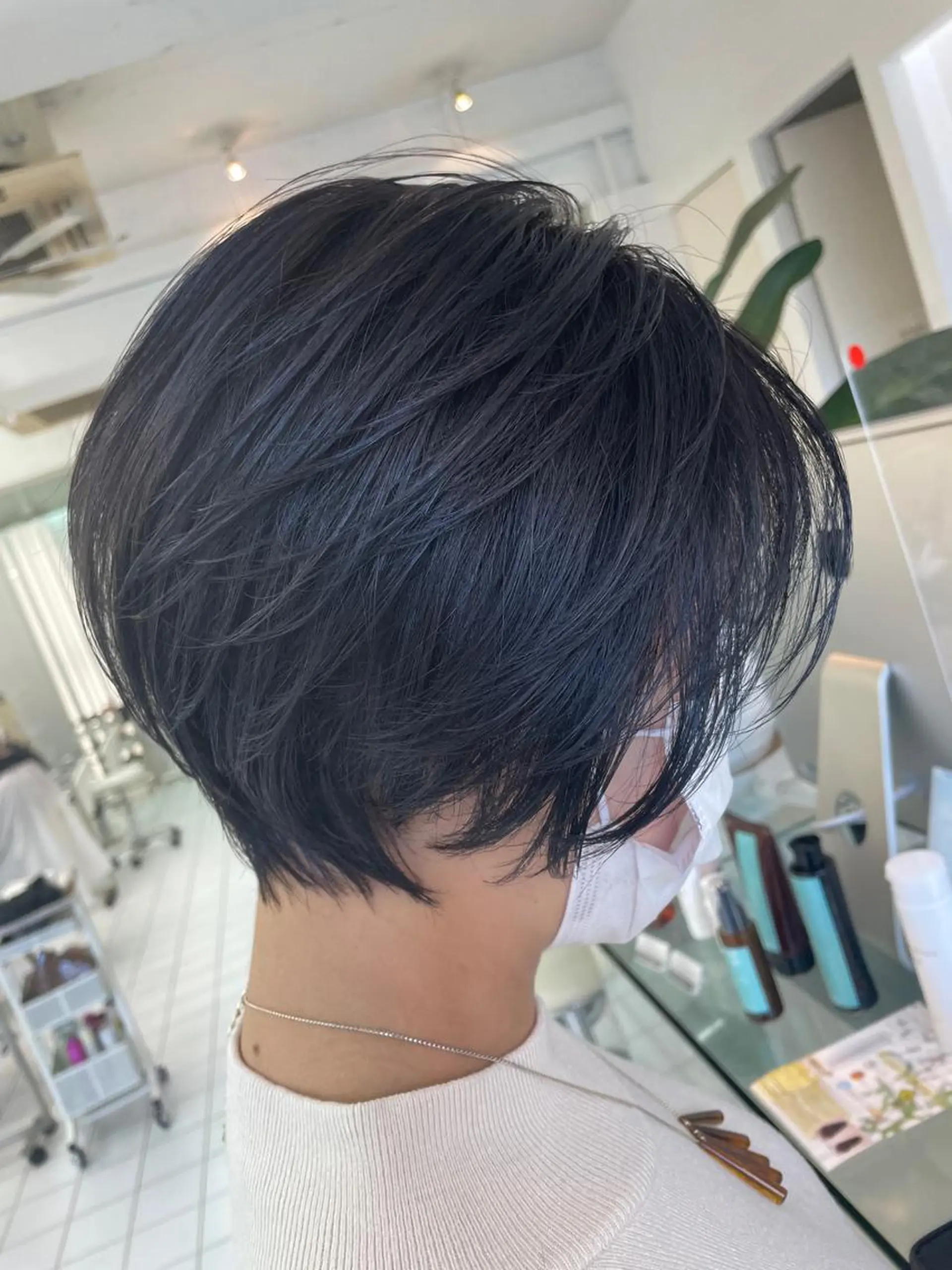 ショート カラー パーマ 黒髪 ブルーカラー ブルーブラック ショートヘア HEADS ex所属・HEADS ex市川 ママ美容師ARISAのヘアスタイル