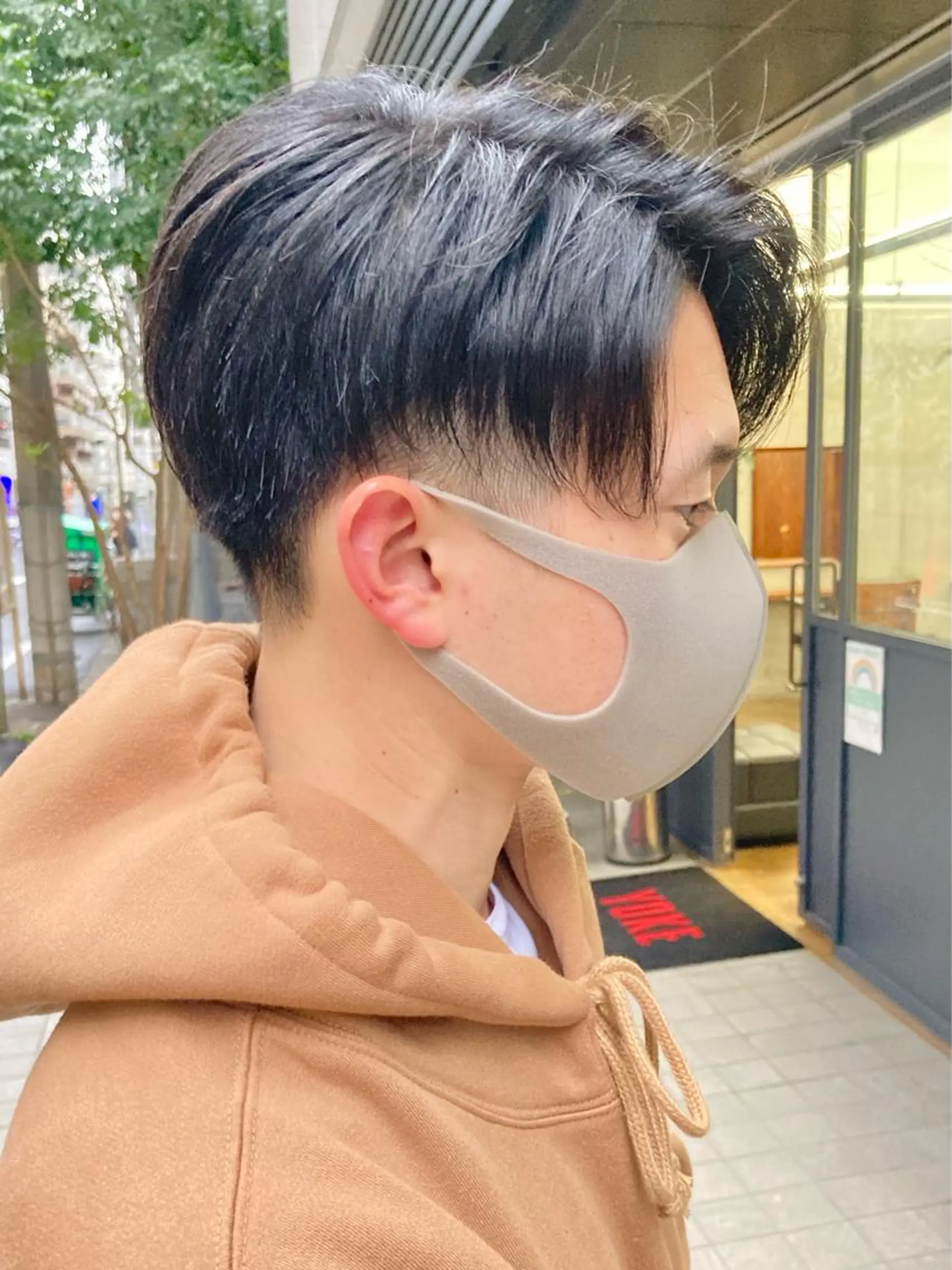 ショート メンズ センターパート メンズパーマ ツーブロック 刈り上げ くせ毛 松岡 俊輔のヘアスタイル