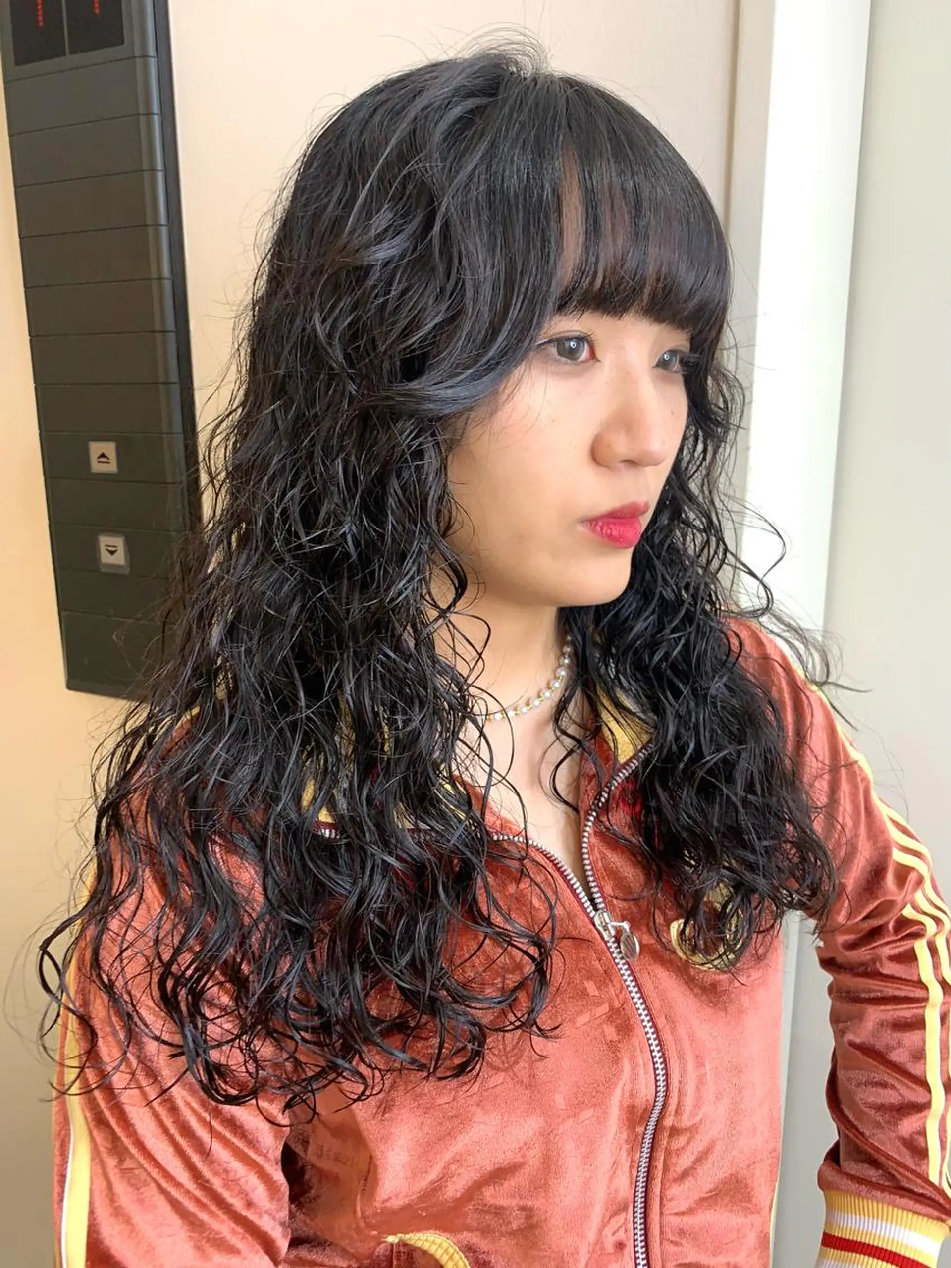 セミロング パーマ セミロングパーマ ウルフカット スパイラルパーマ カット パーマ トリートメント 桃果 momokaのヘアスタイル