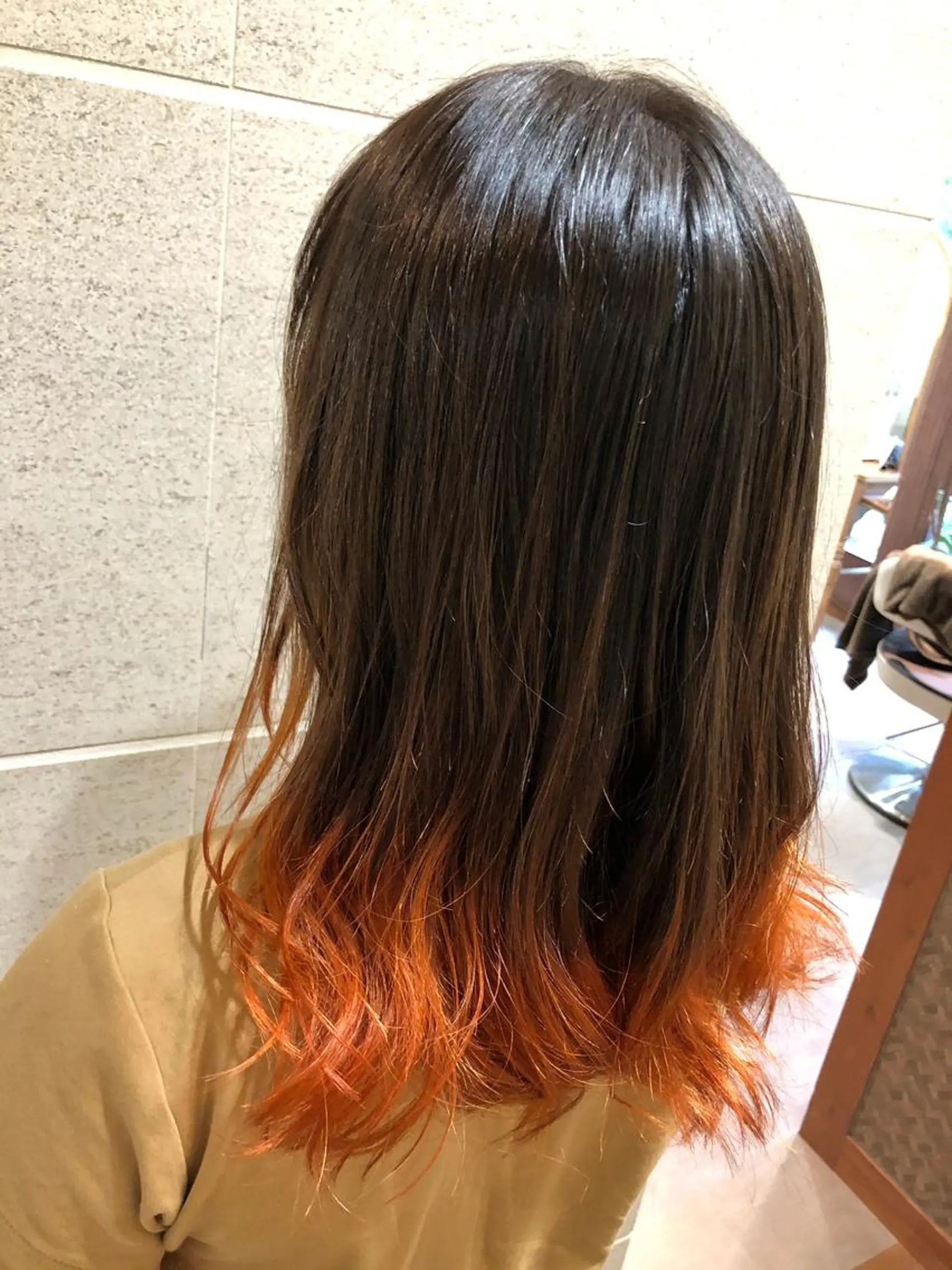 セミロング カラー ブリーチ グラデーションカラー オレンジ ヘアカラー トリートメント 💓シールエクステ ルミエールのヘアスタイル
