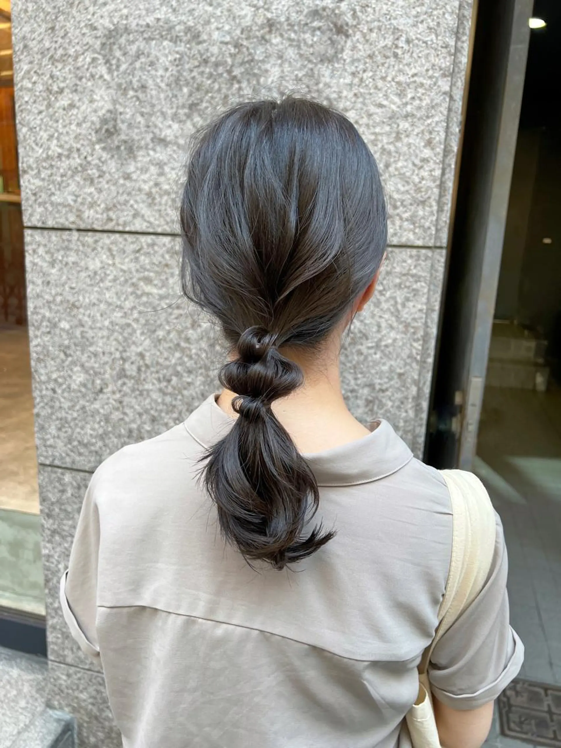 ロング カラー ヘアアレンジ グレージュ ノイシキ サキのヘアスタイル
