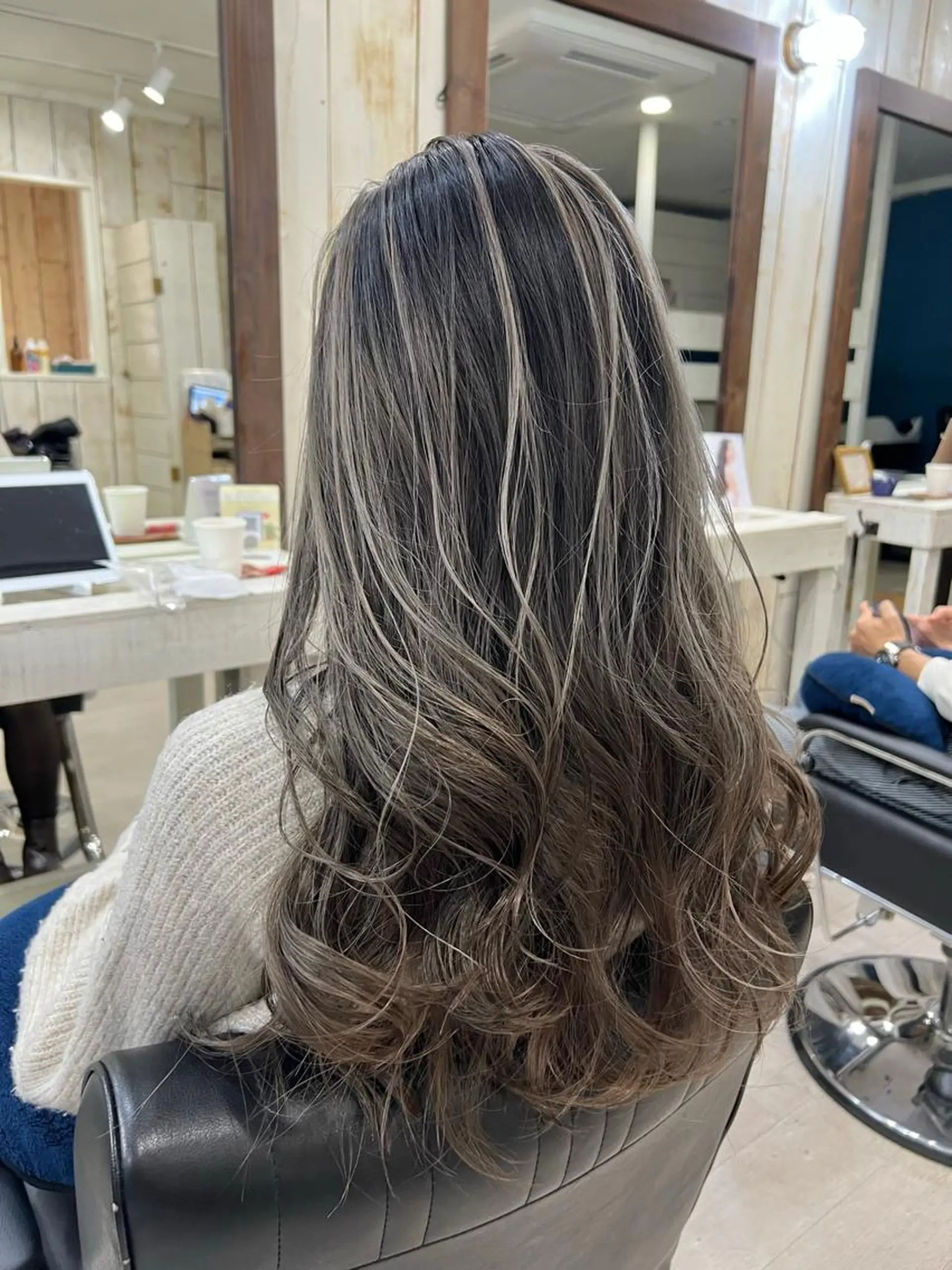 ロング カラー ade omotesando所属・鷺谷 玲奈のヘアスタイル
