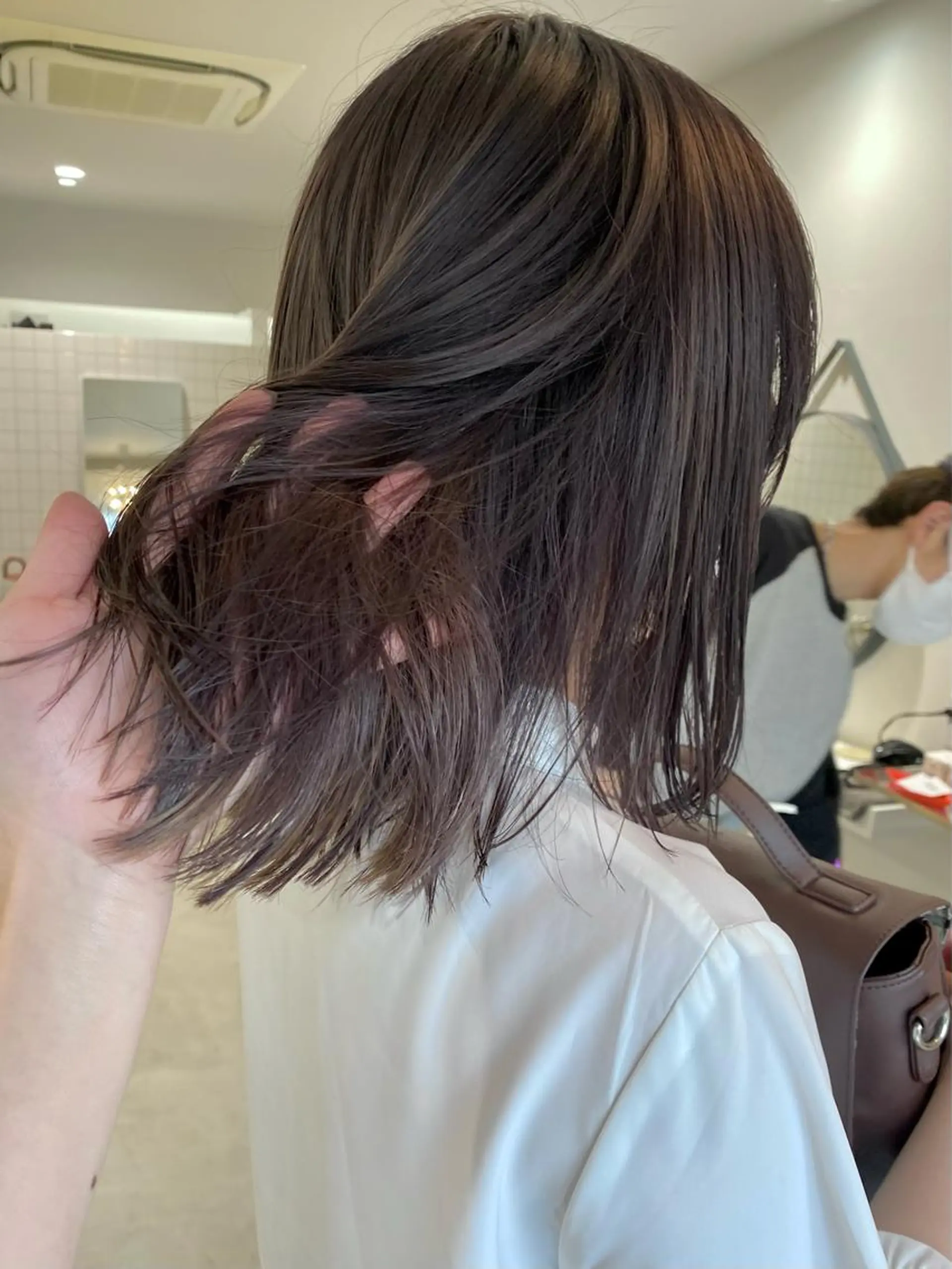 ミディアム カラー グレージュ ボブ 外ハネヘア ヘアカラー トリートメント natsune /レイヤーカットのヘアスタイル