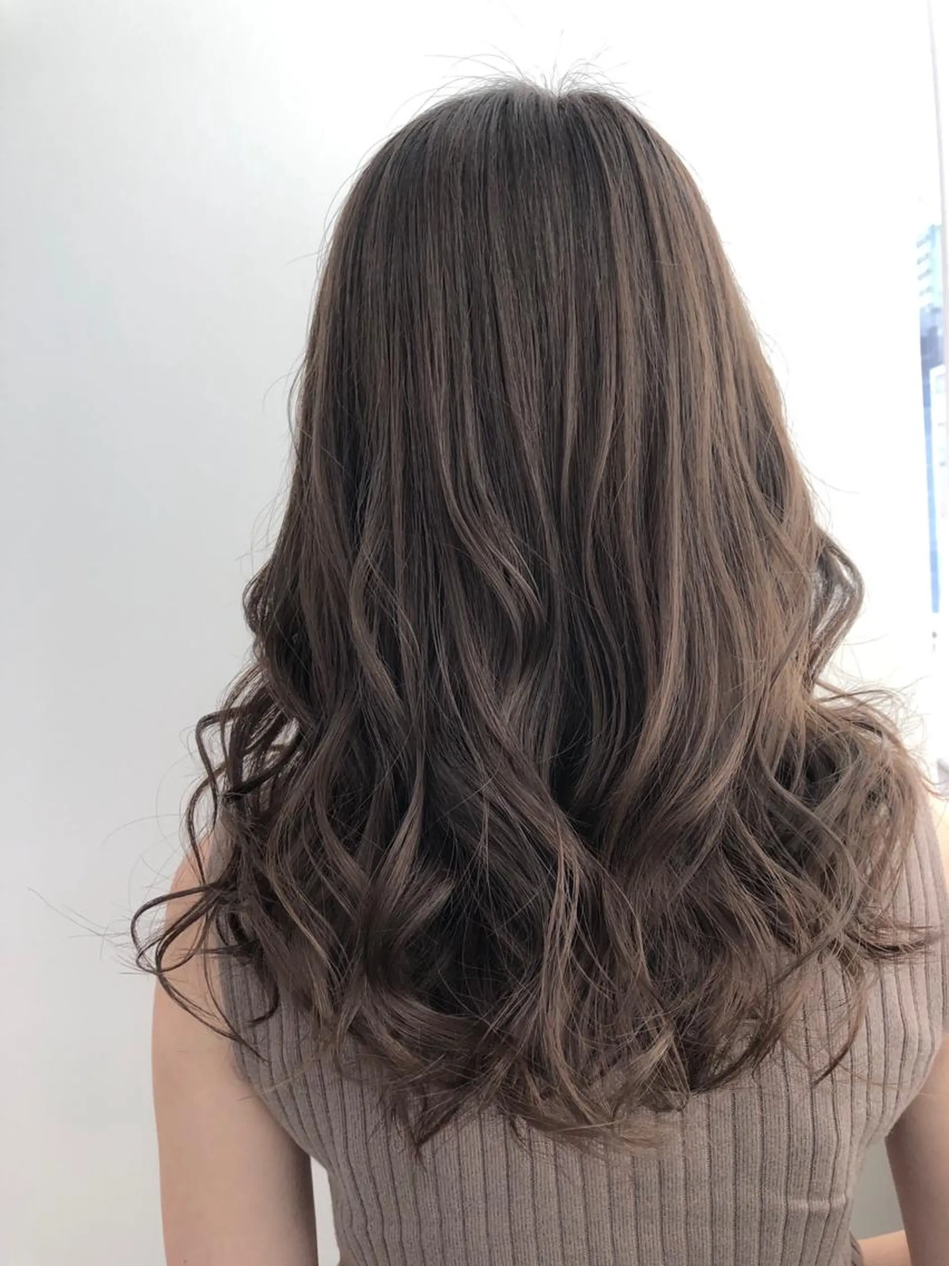 セミロング カラー エドルカラー グレージュ ハイライトカラー ハイライト SALOWIN神戸三宮East店所属・【半個室、艶髪】西村 有司のヘアスタイル