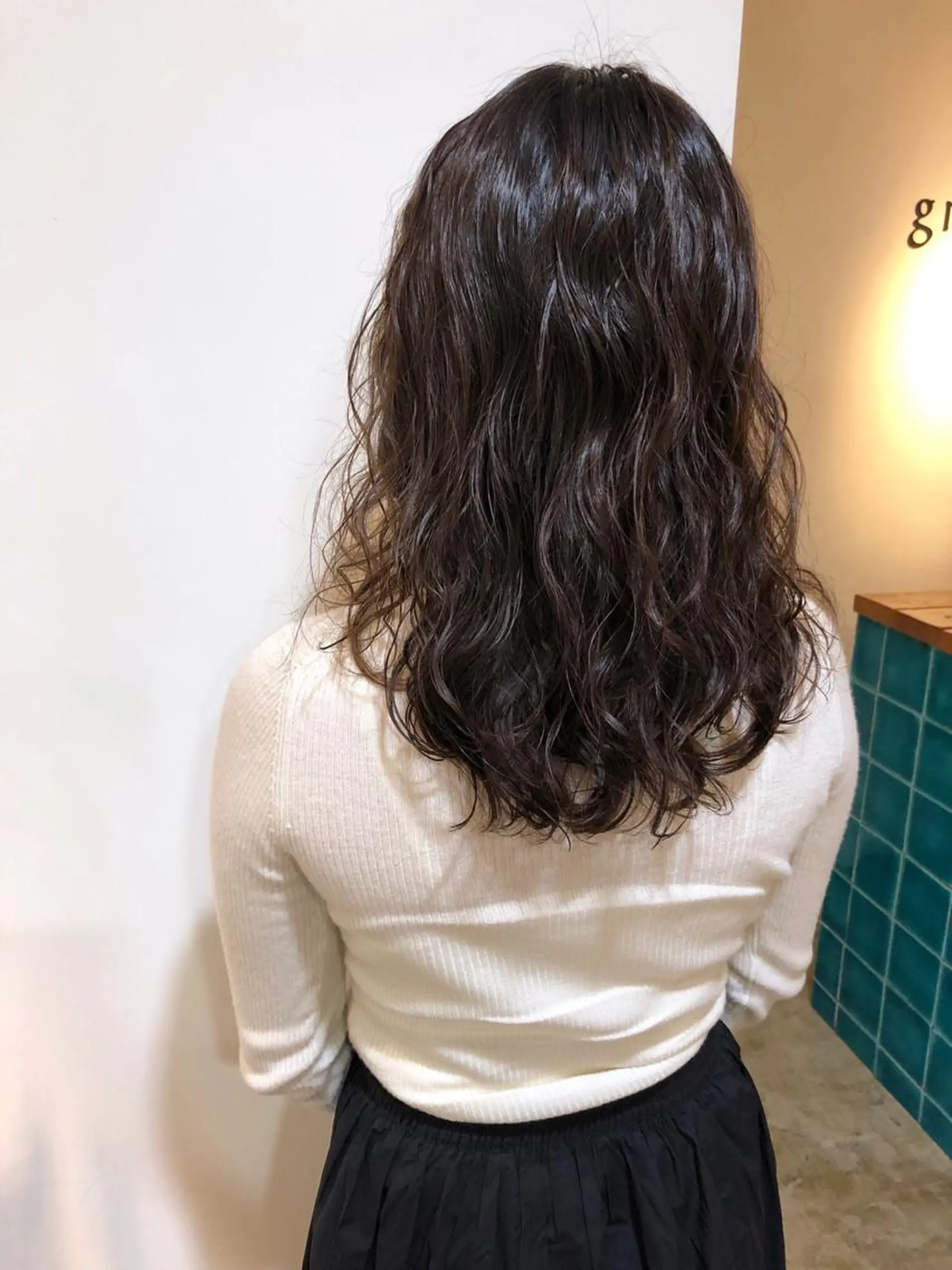 ミディアム パーマ MIOベージュカラー 柔らかいカラーのヘアスタイル