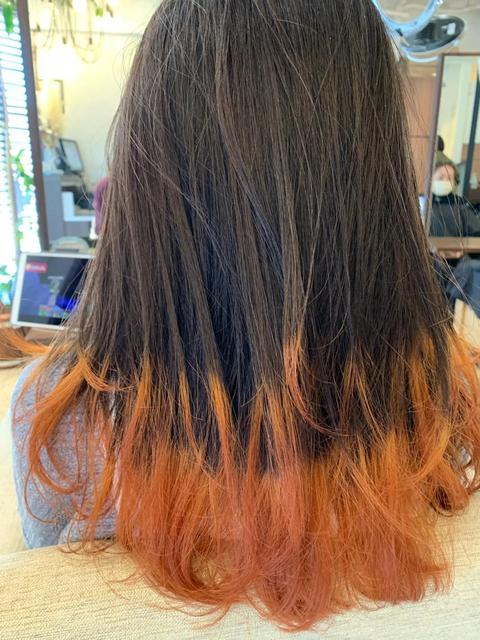 セミロング カラー ブリーチ ダブルカラー オレンジ newi saLyu 片岡ふきのヘアスタイル