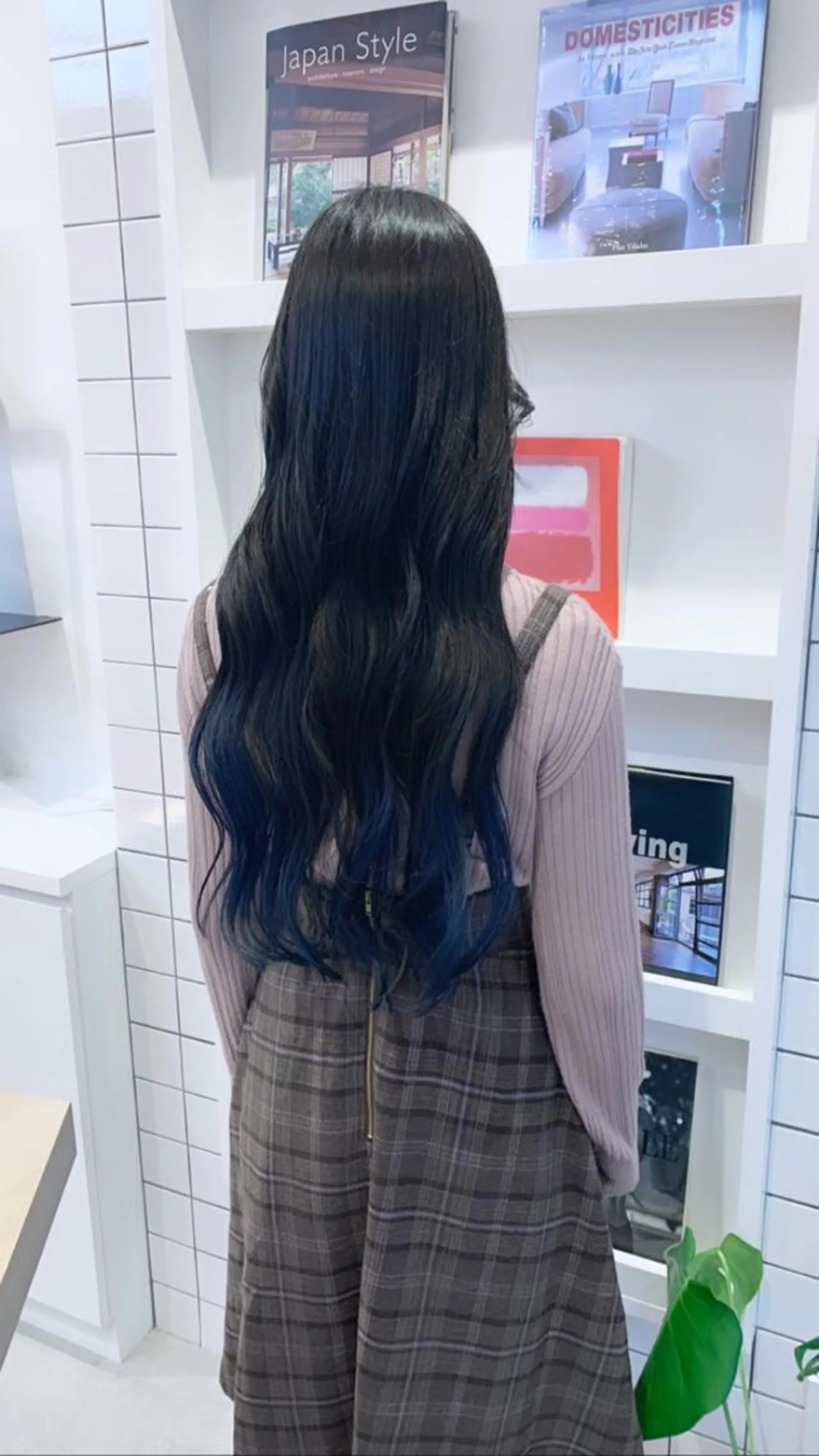 ロング カラー パーマ ヘアアレンジ ブリーチ ブルーカラー グラデーションカラー みなもと ちはるのヘアスタイル