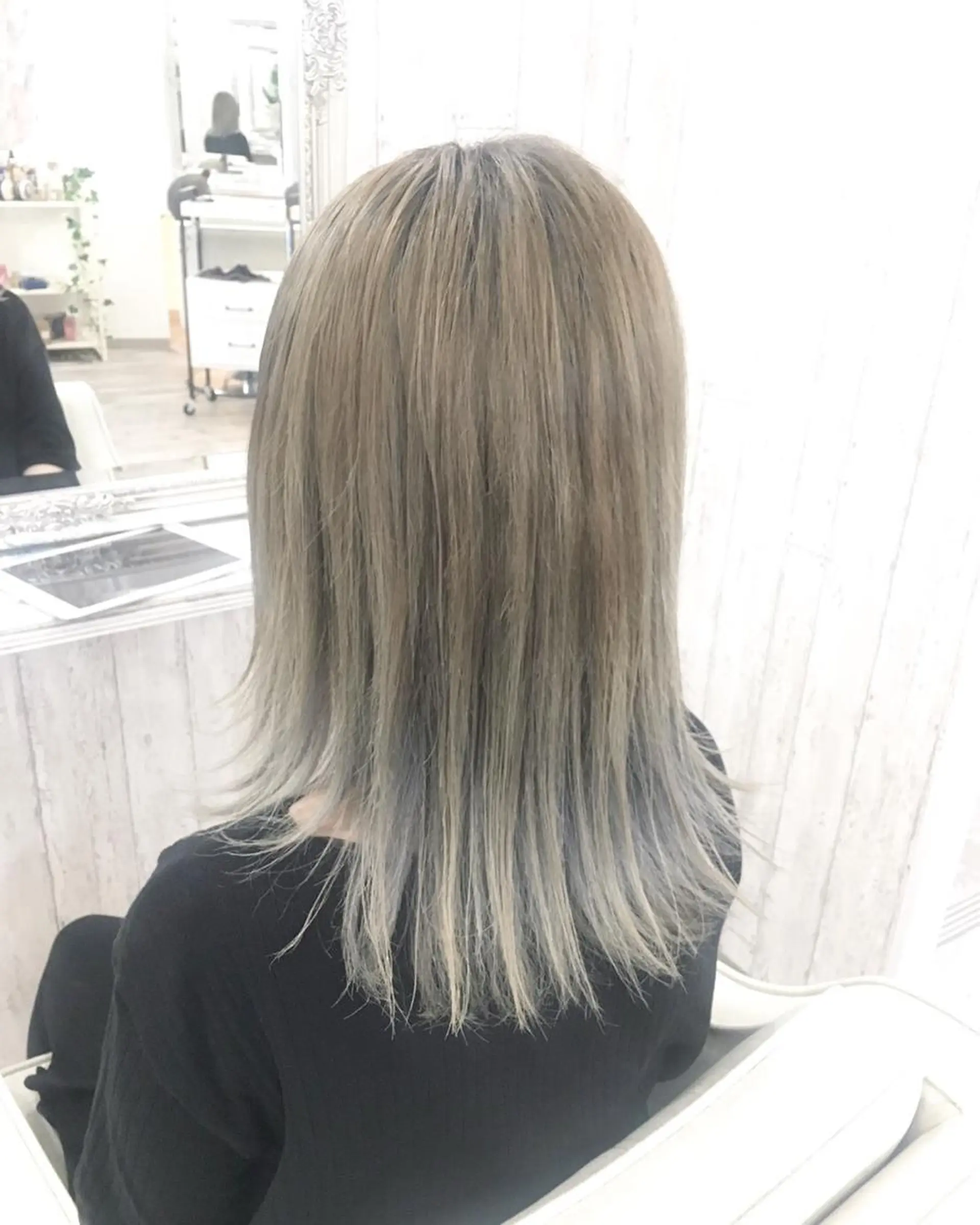 ミディアム カラー アッシュ ホワイトアッシュ 外ハネヘア kazufumi ..のヘアスタイル