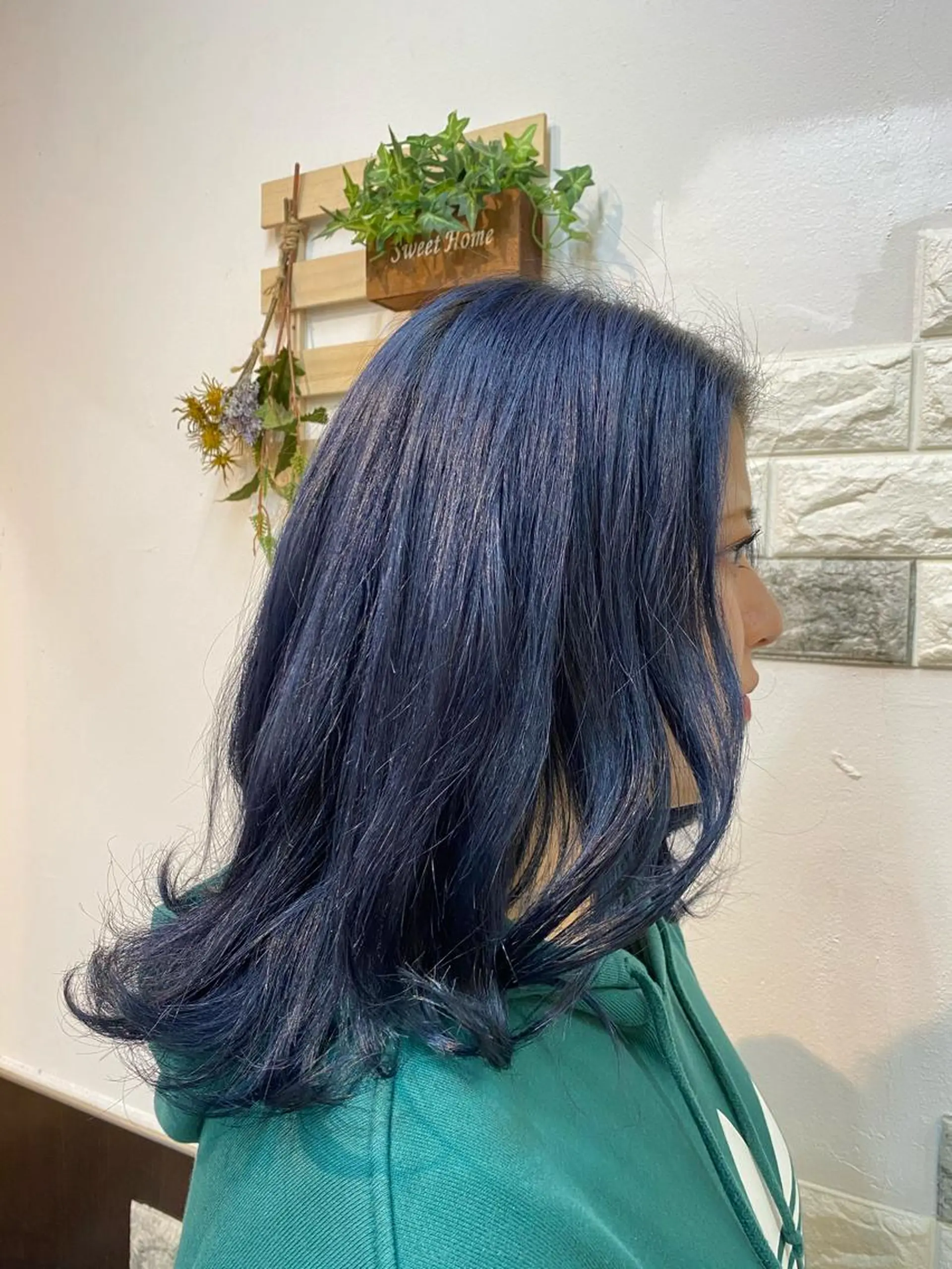 セミロング カラー 黒髪 ブルーカラー ブルーブラック ショートボブ✨️ 池田芽生のヘアスタイル