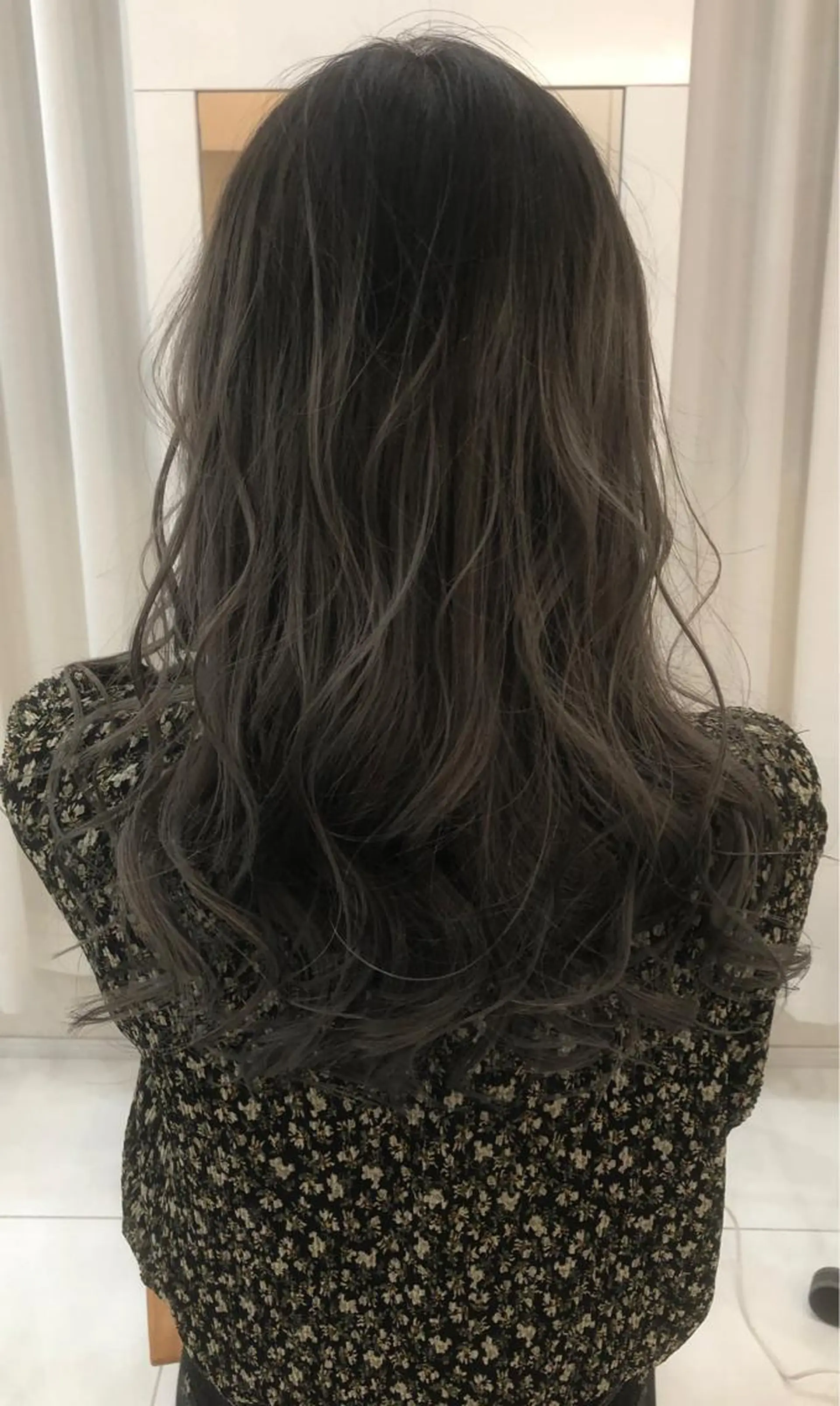 ロング カラー アッシュ グレージュ シルバー antica YOSHIのヘアスタイル