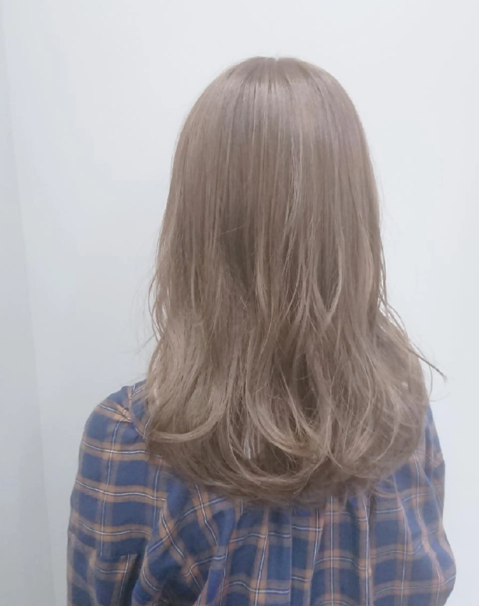 セミロング カラー アッシュ ベージュカラー 透明感ハイトーン☆ 今津 佑太のヘアスタイル