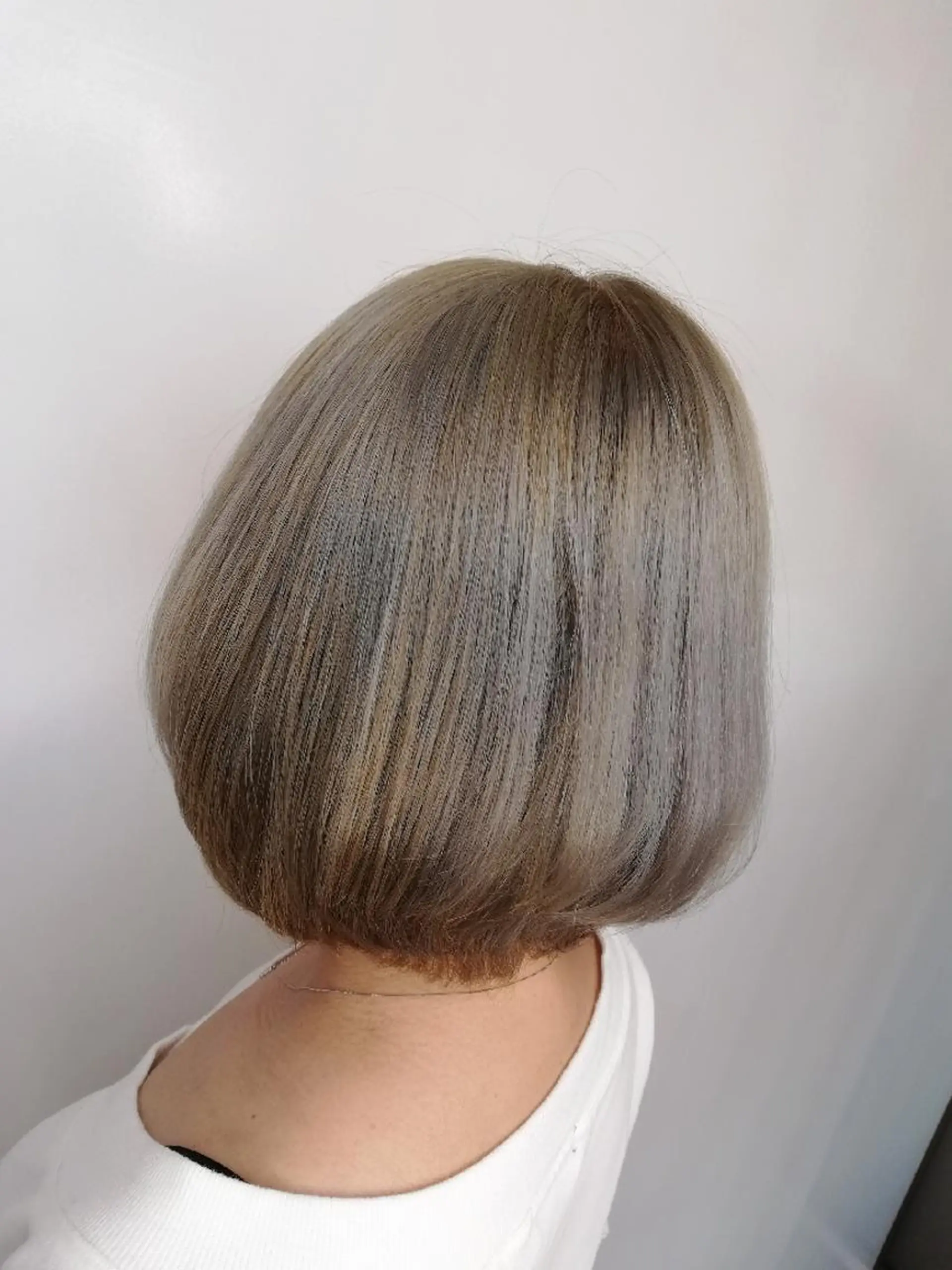 カラー ブリーチ シルバー kitazawa yurikaのヘアスタイル