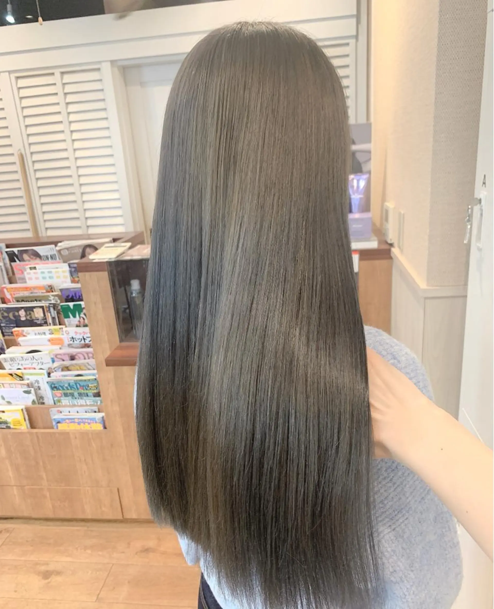 ロング カラー NUMBER_ ユイナのヘアスタイル