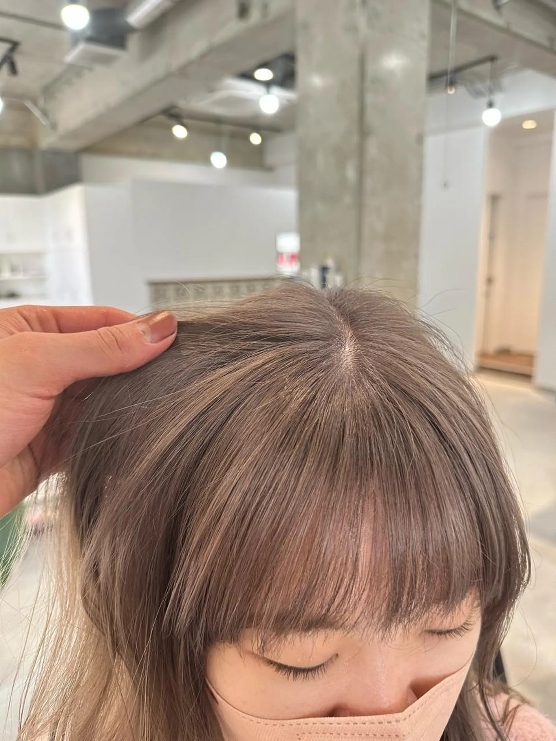 セミロング カラー ブリーチ グレージュ カイリ /レイヤーカットのヘアスタイル