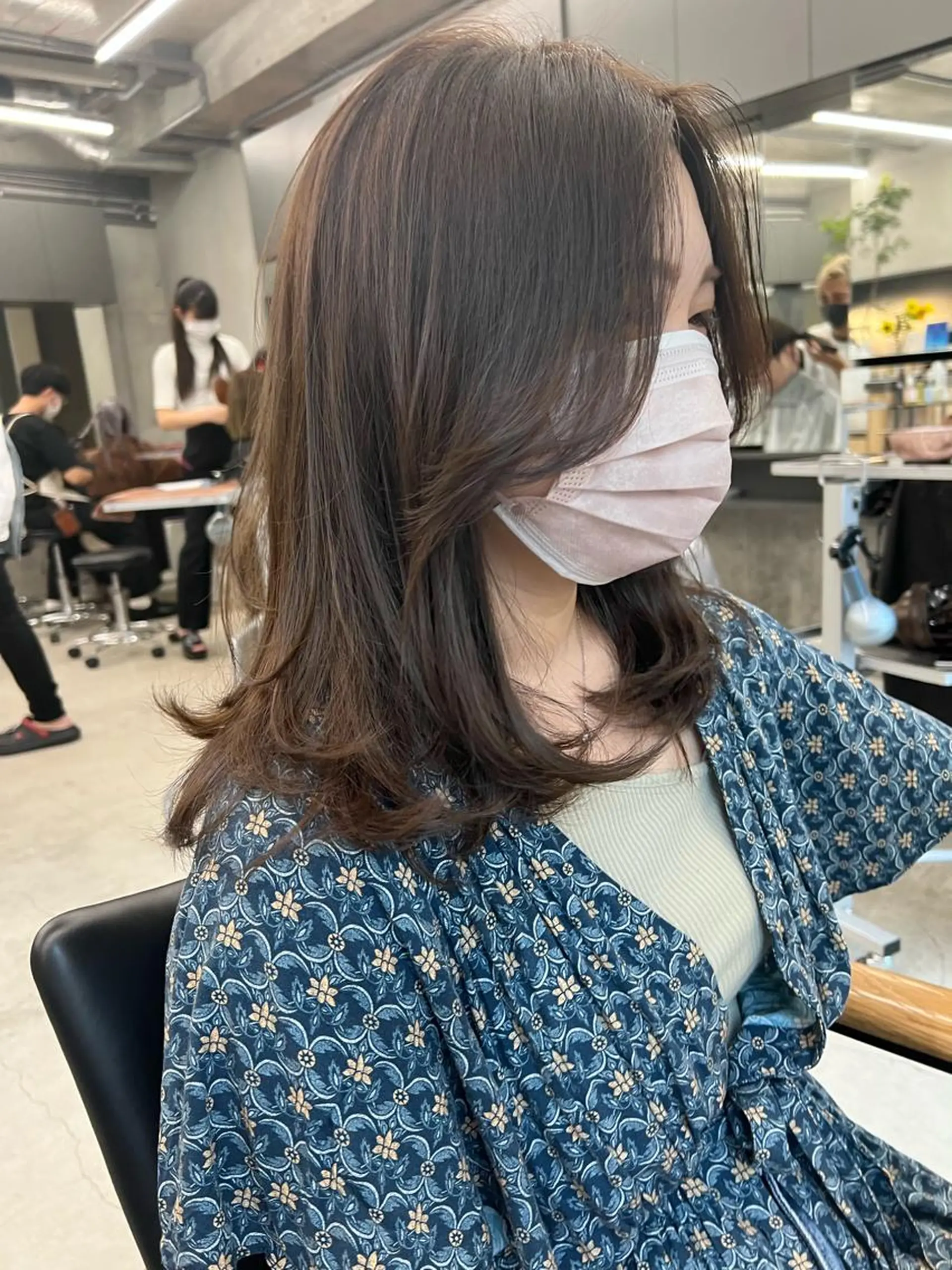 ミディアム カラー ベージュカラー オリーブベージュ レイヤーカット カット ヘアカラー トリートメント sakoda shunkiのヘアスタイル