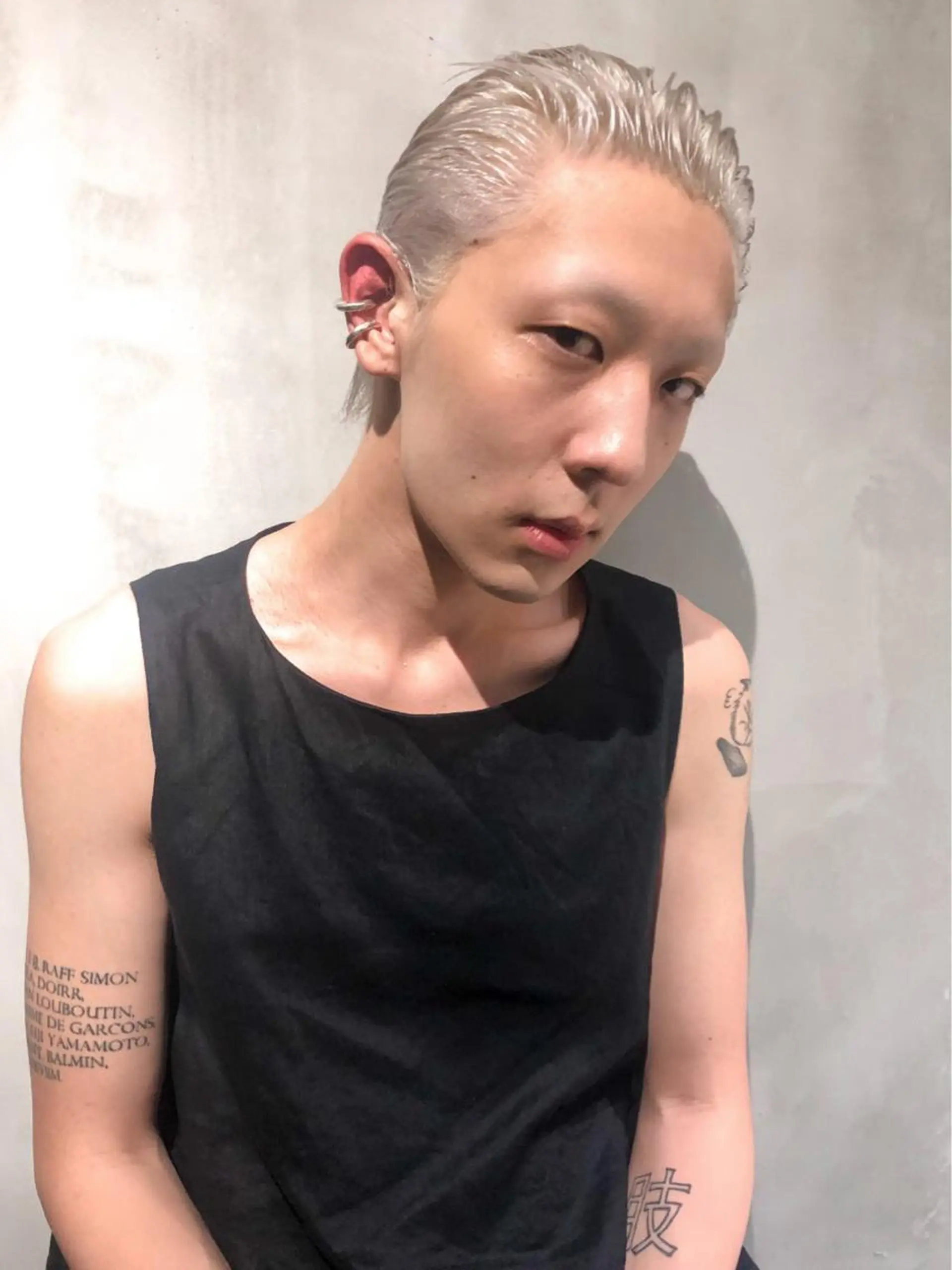 カラー メンズ オールバック メンズブリーチ ブリーチ カット ヘアカラー トリートメント Loom.所属・村上雅人 ナチュラルモードのヘアスタイル