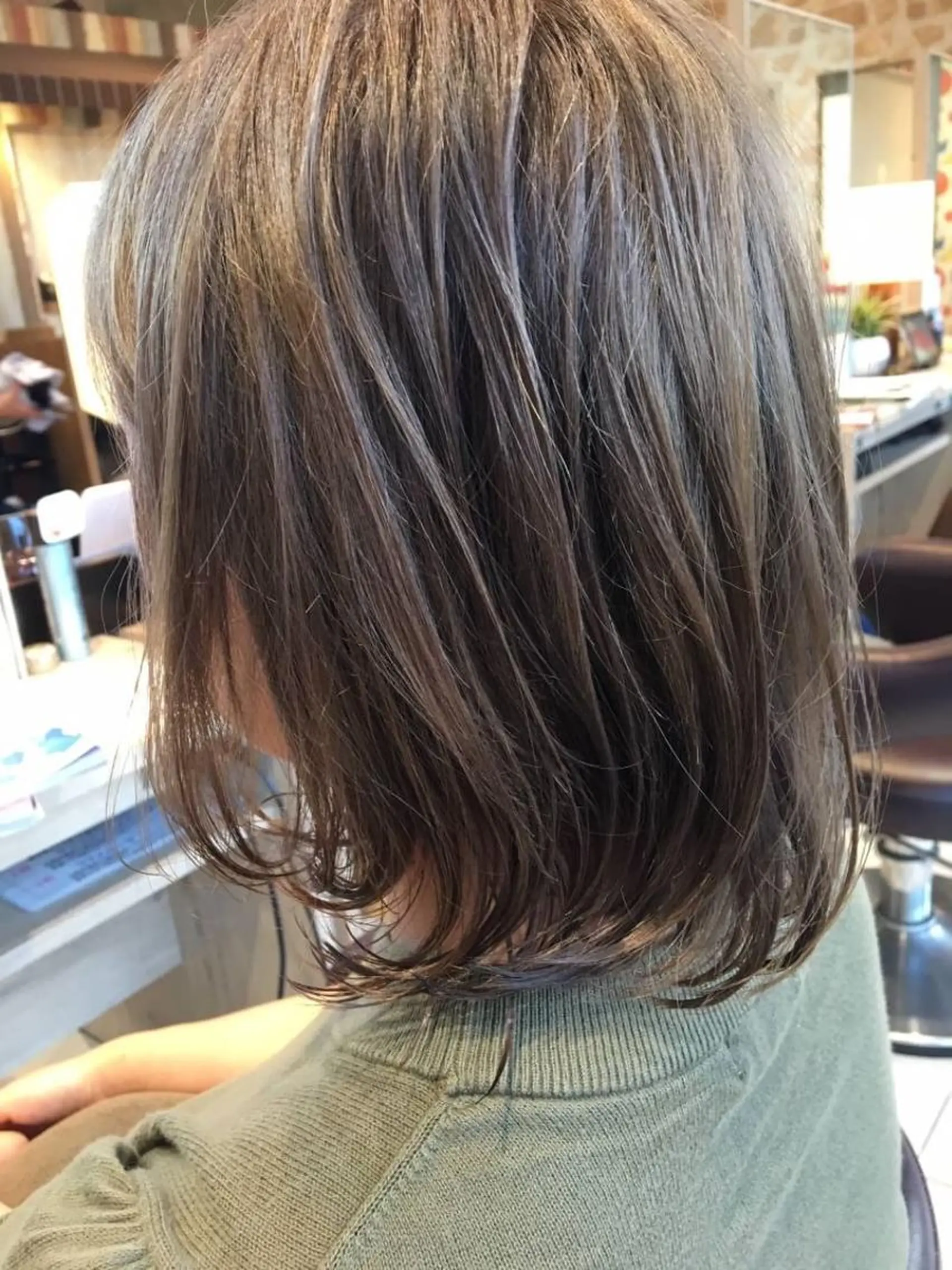 セミロング カラー EARTH/A東川 優美のヘアスタイル